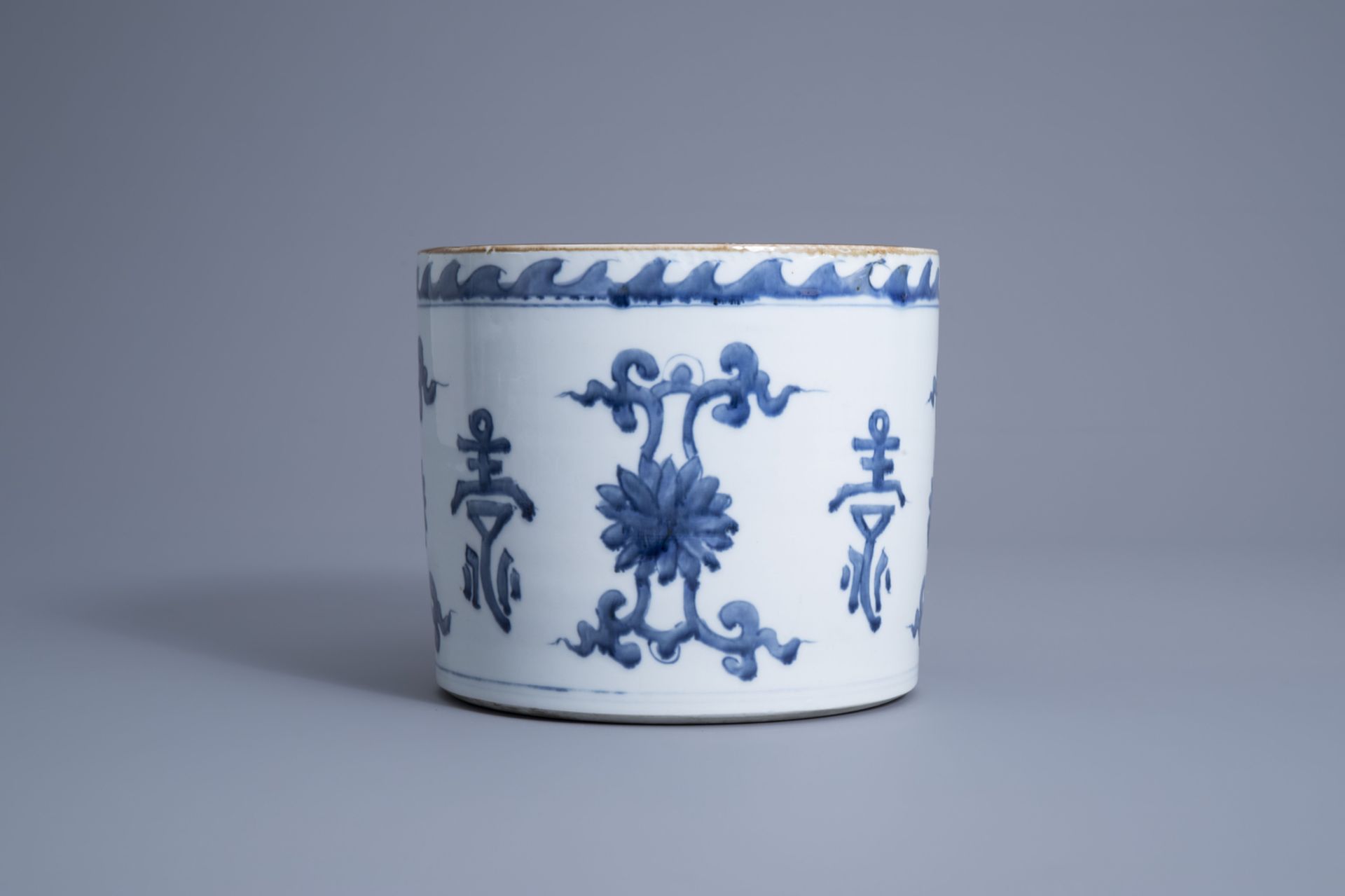 A large Chinese blue and white brush pot with calligraphy and flowers, 19th/20th C. - Image 3 of 7