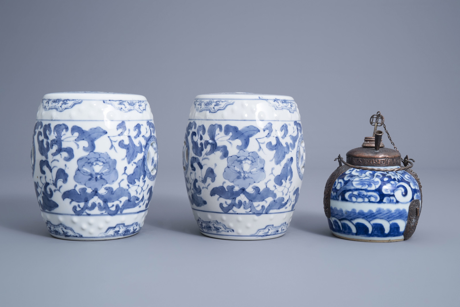 A varied collection of blue and white Chinese and Japanese porcelain, 19th/20th C. - Image 17 of 19