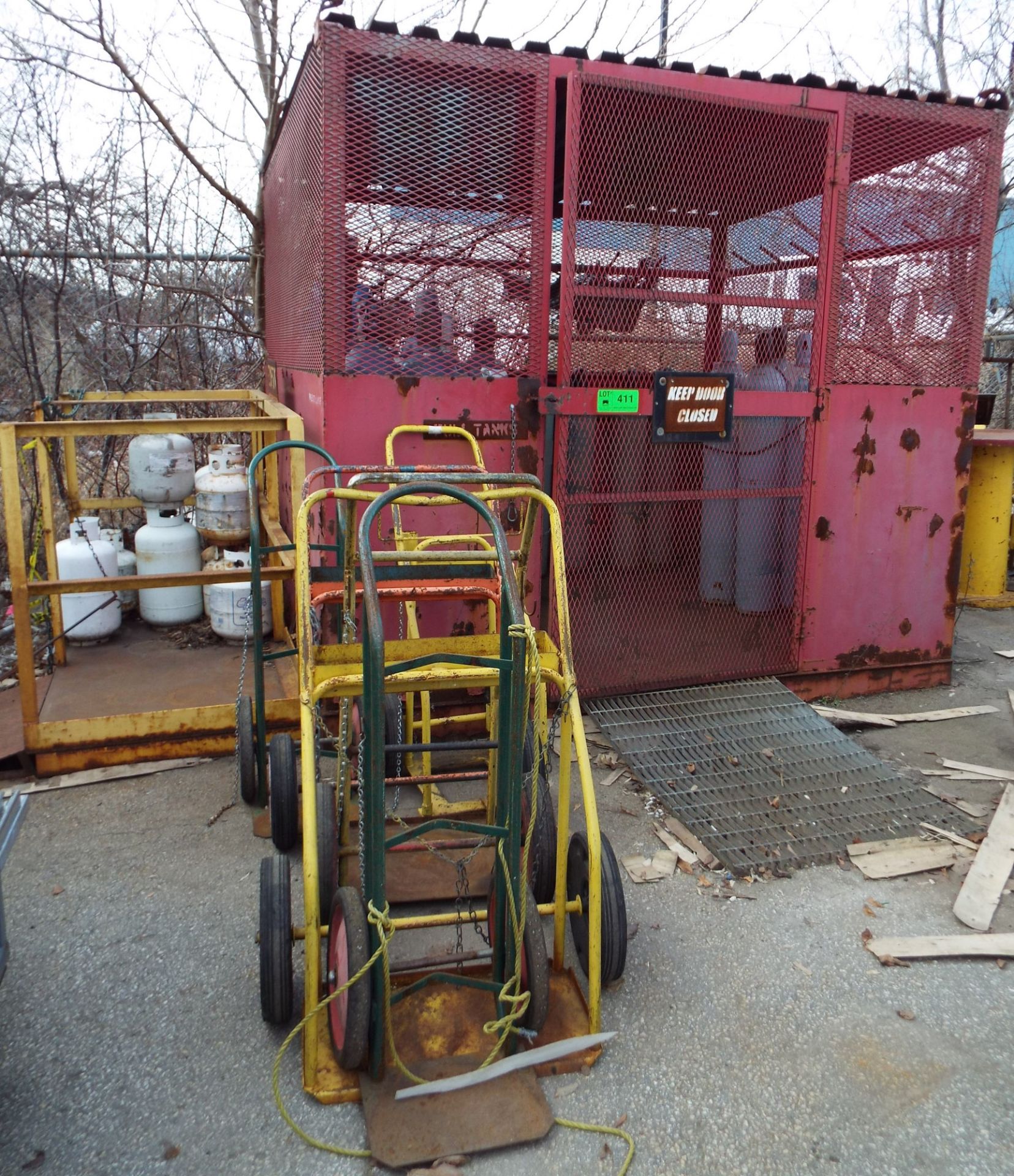 LOT/ FLAMMABLES/COMBUSTIBLES SAFETY STORAGE CAGE WITH TANK CADDIES AND STORAGE PLATFORM (NO