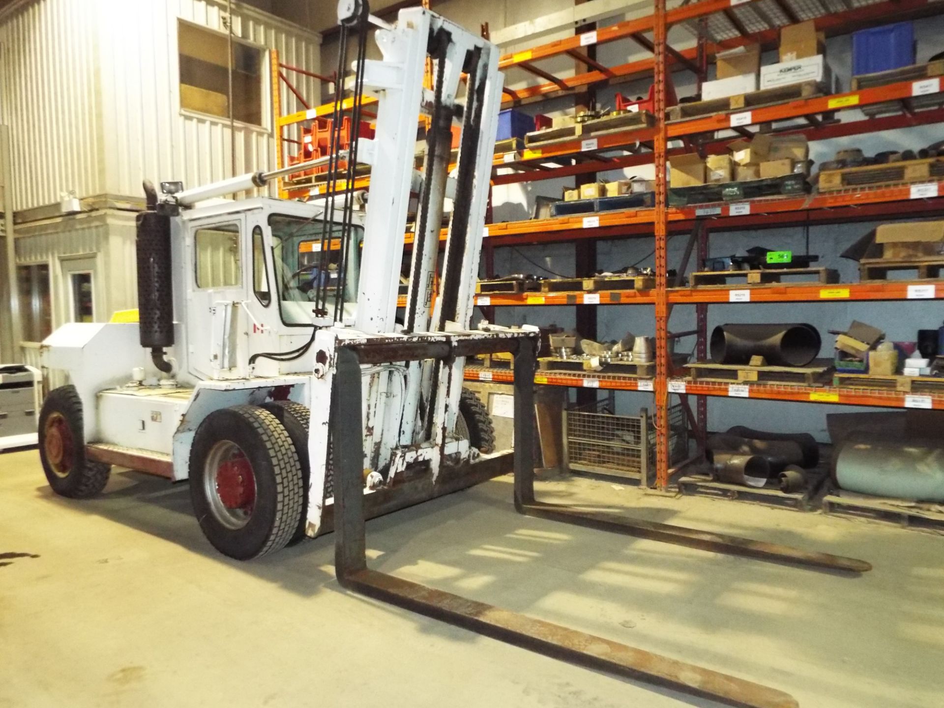 TAYLOR TY200S OUTDOOR DIESEL FORKLIFT WITH 20,000 LB. CAPACITY, 156" VERTICAL LIFT, 2 STAGE MAST, - Image 2 of 8