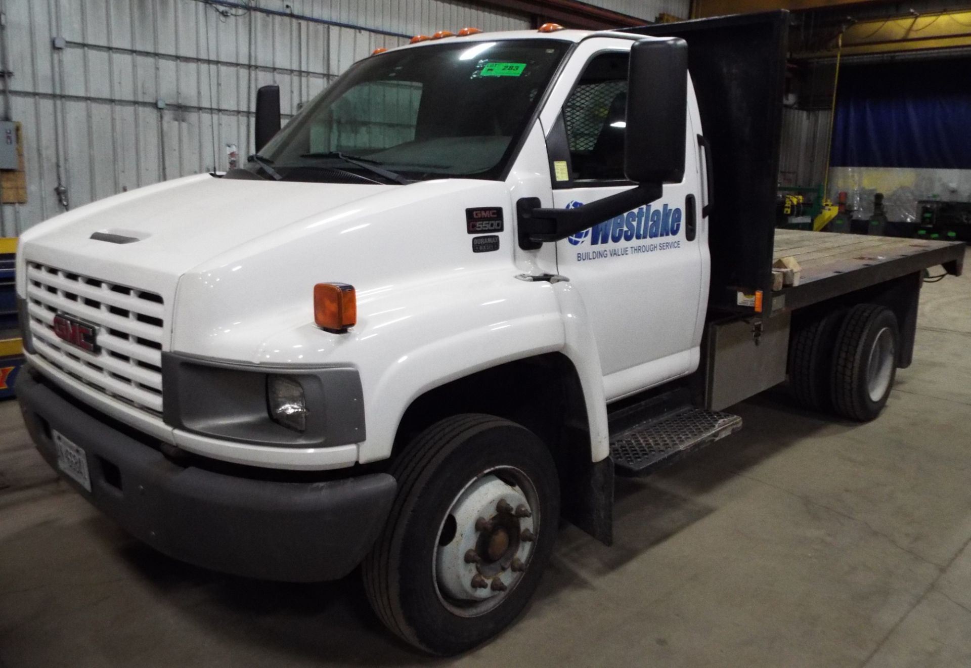 GMC (2007) C5500 FLATBED TRUCK WITH 6.6L DURAMAX DIESEL ENGINE, AUTOMATIC TRANSMISSION, APPROX. 6' - Image 2 of 10