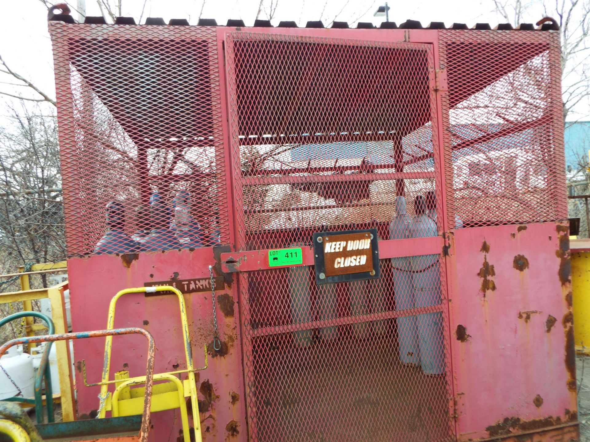 LOT/ FLAMMABLES/COMBUSTIBLES SAFETY STORAGE CAGE WITH TANK CADDIES AND STORAGE PLATFORM (NO - Image 2 of 4