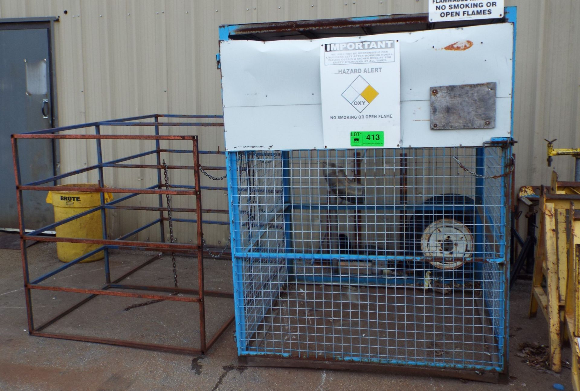 LOT/ FLAMMABLES/COMBUSTIBLES STORAGE CAGE WITH RACK
