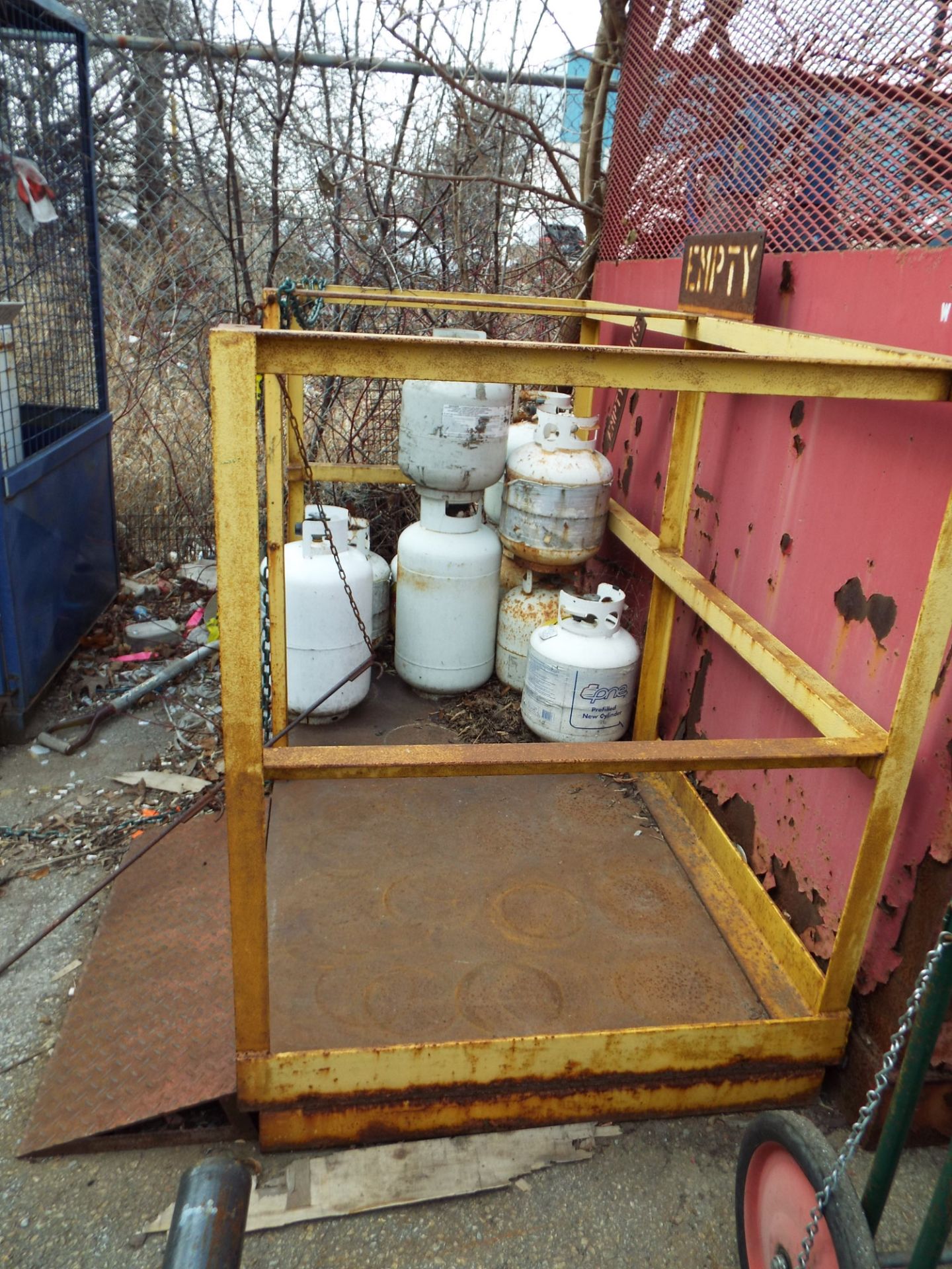 LOT/ FLAMMABLES/COMBUSTIBLES SAFETY STORAGE CAGE WITH TANK CADDIES AND STORAGE PLATFORM (NO - Image 4 of 4