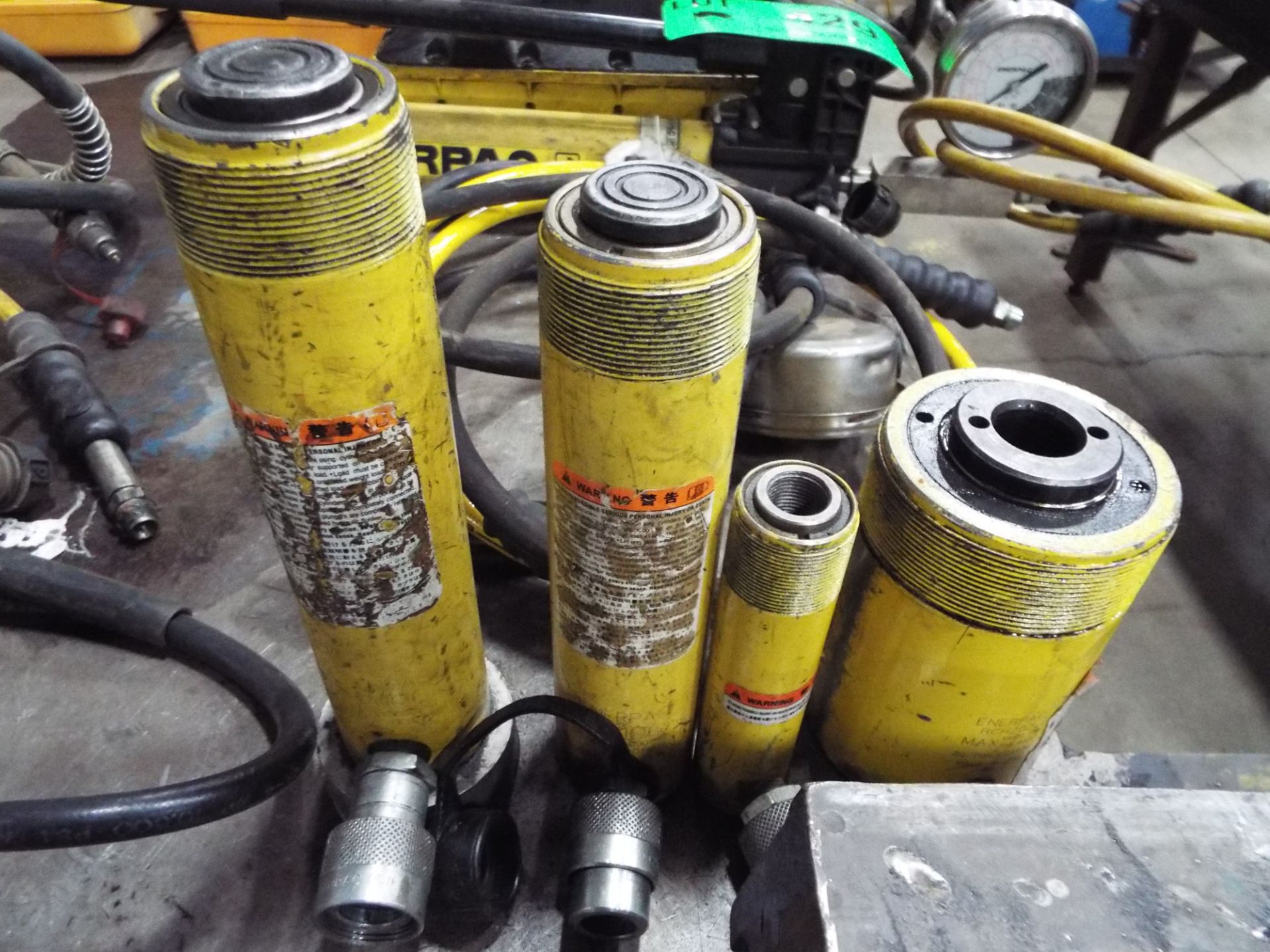 LOT/ ENERPAC HYDRAULIC JACK WITH ENERPAC FOOT CONTROL, SPARE HOSES WITH GAUGE AND ENERPAC PISTON - Image 4 of 4