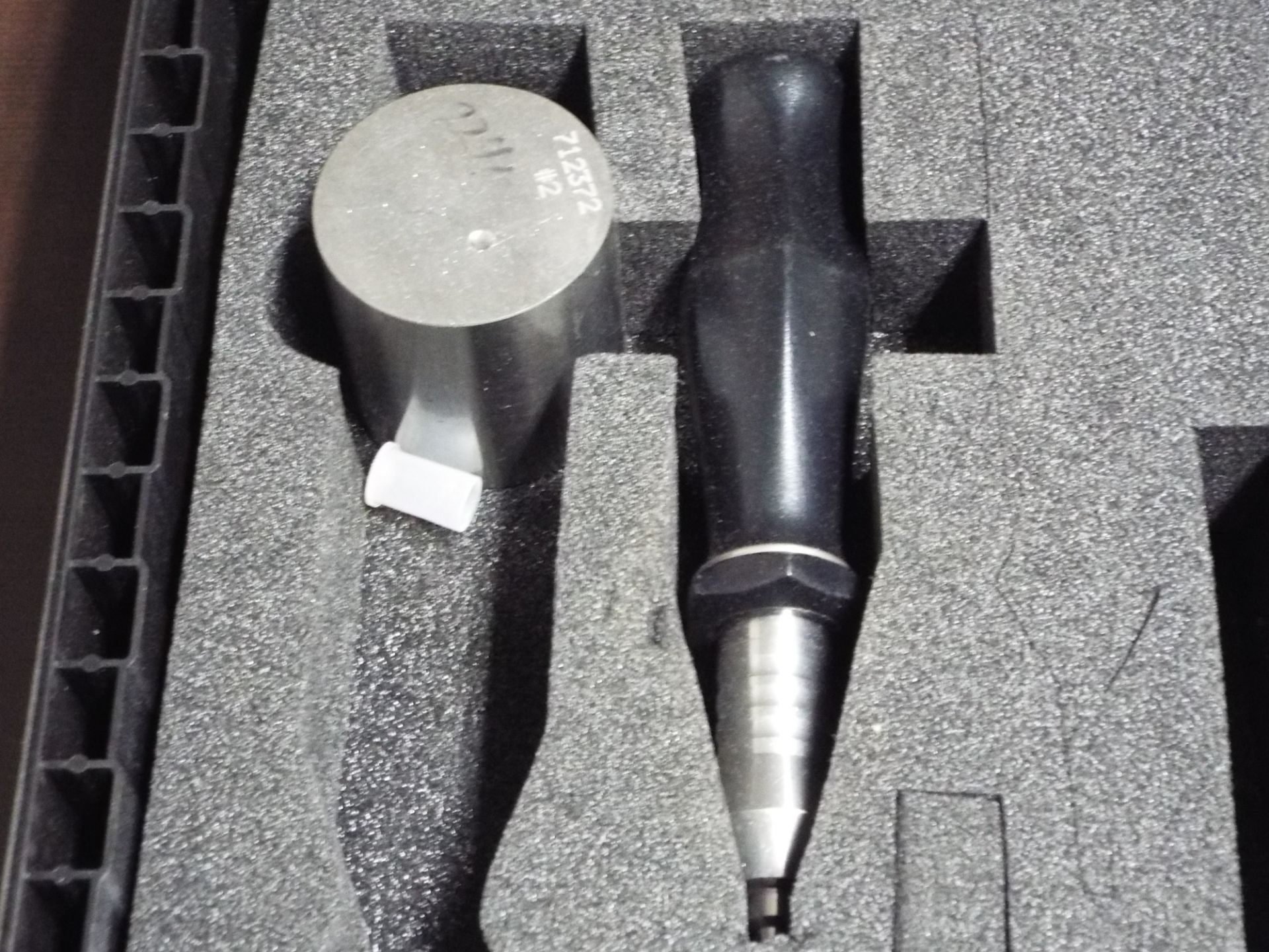 GE MIC20 PORTABLE DIGITAL HARDNESS TESTER WITH 4.5" SCREEN, PROBE AND HARDNESS STANDARDS - Image 3 of 6