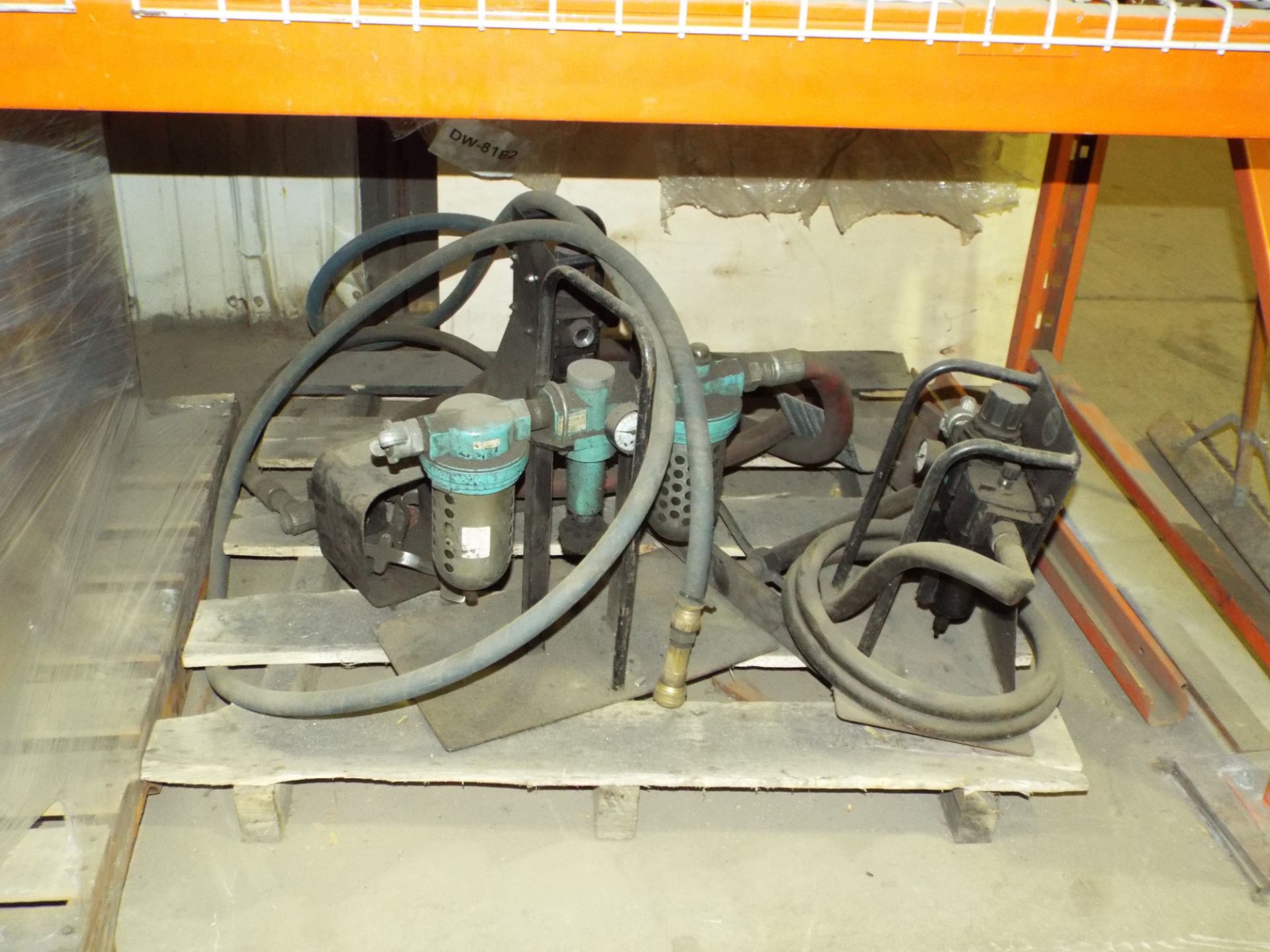 LOT/ REMAINING CONTENTS OF RACK INCLUDING THERMAL INSULATION, PNEUMATIC HOSE, AND PUMPS - Image 3 of 5