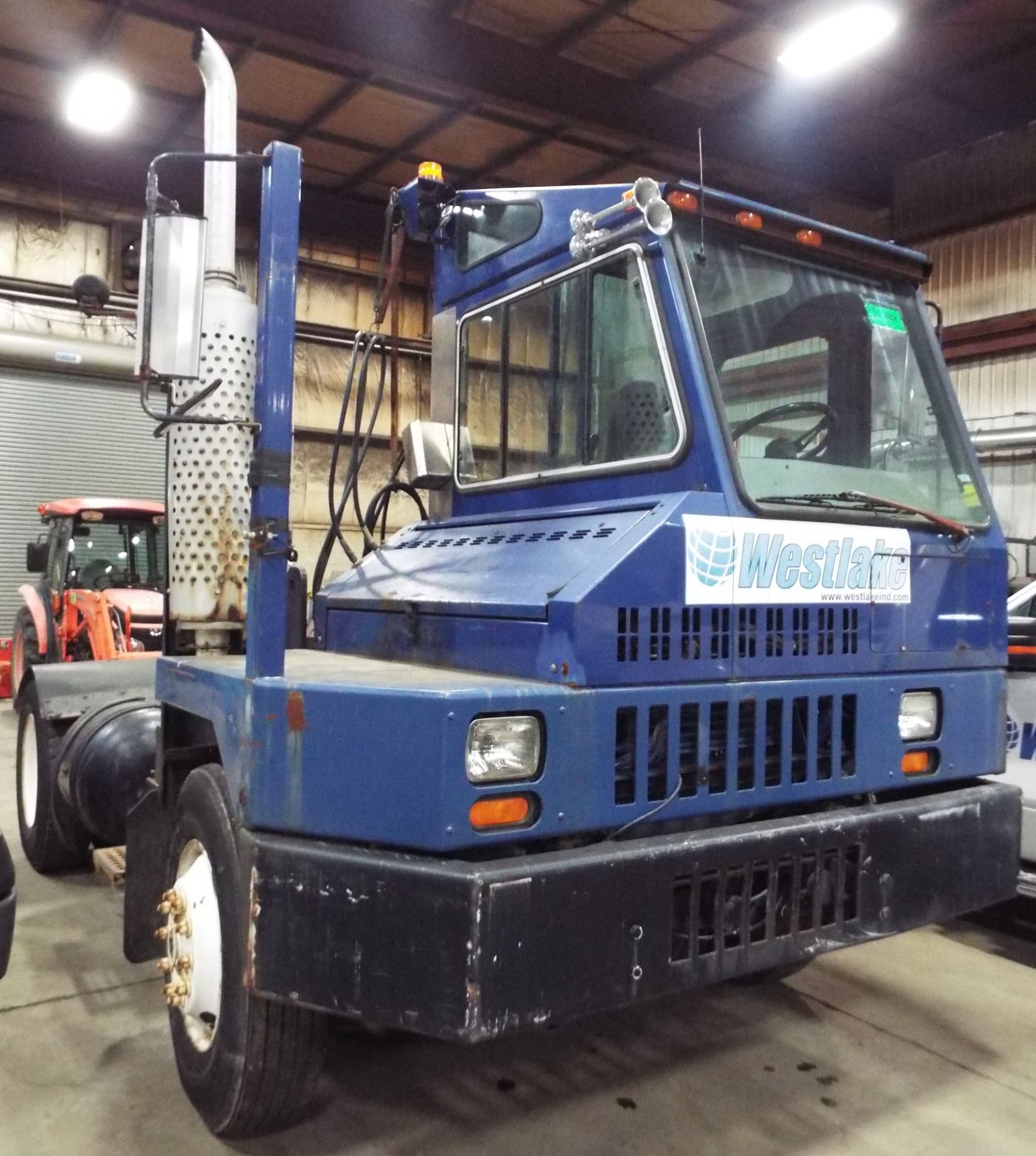 OTTAWA TRUCK (1999) SHUNT TRUCK WITH CUMMINS DIESEL ENGINE, 10,201 KM (RECORDED AT TIME OF LISTING), - Image 3 of 11