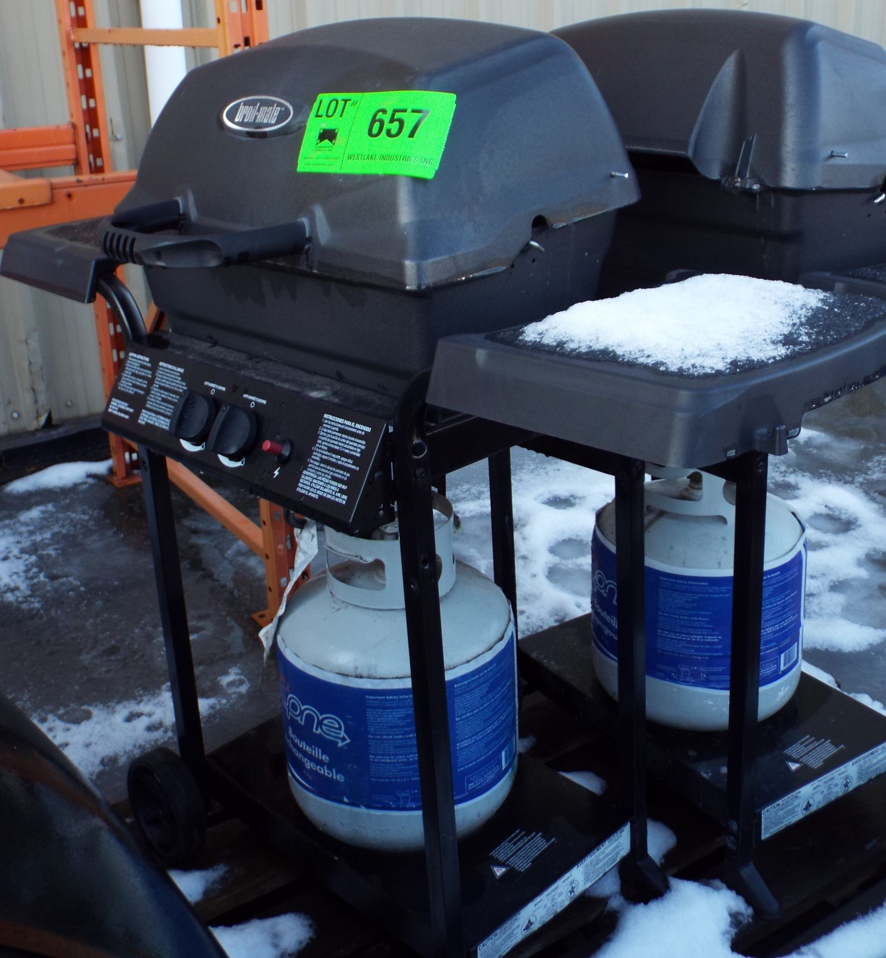 BROIL-MATE PROPANE BARBEQUE WITH PUSH BUTTON IGNITION