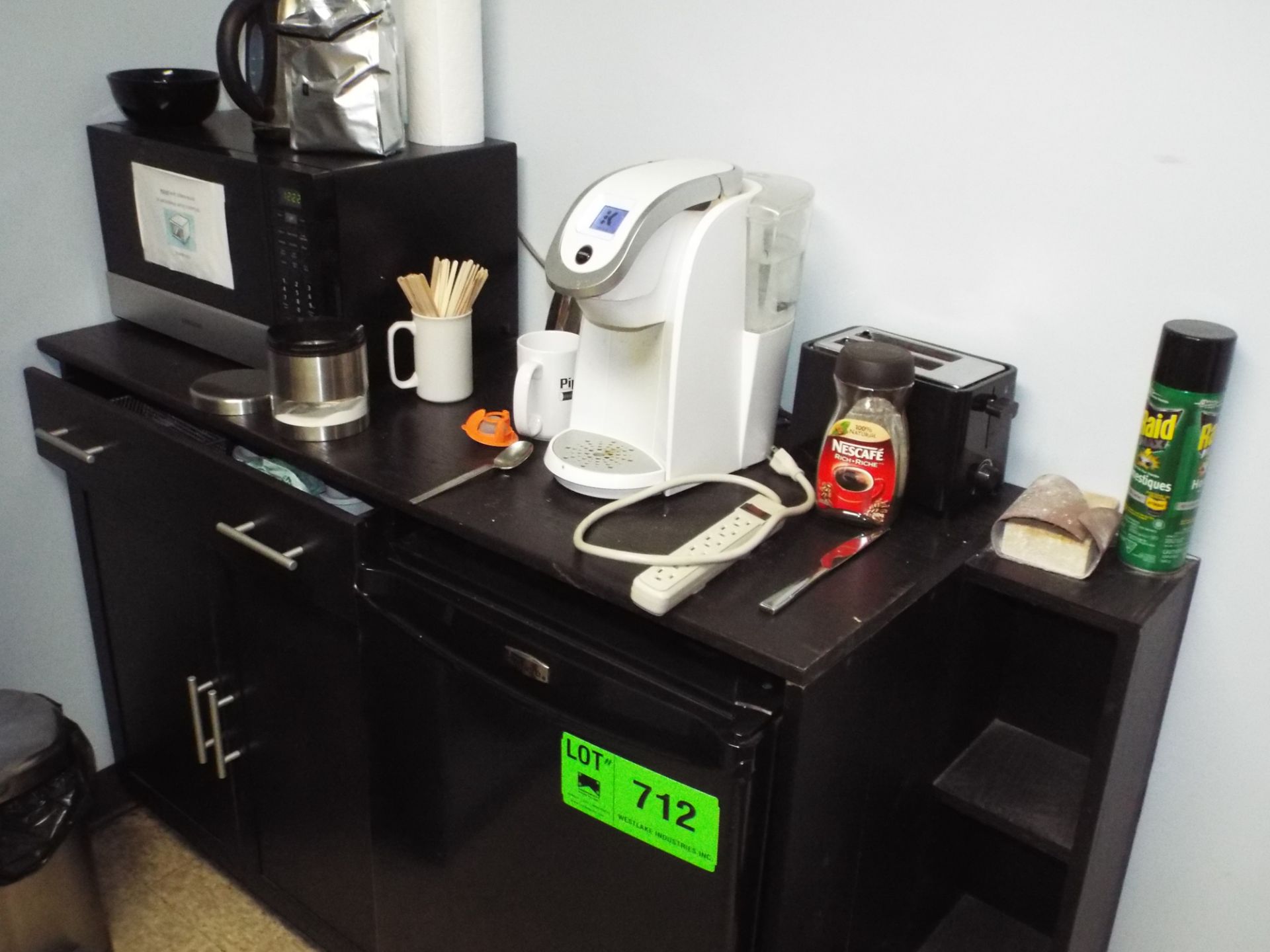 LOT/ COFFEE STATION WITH BAR FRIDGE, MICROWAVE, COFFEE MAKER, TOASTER, ELECTRIC KETTLE, COUNTER