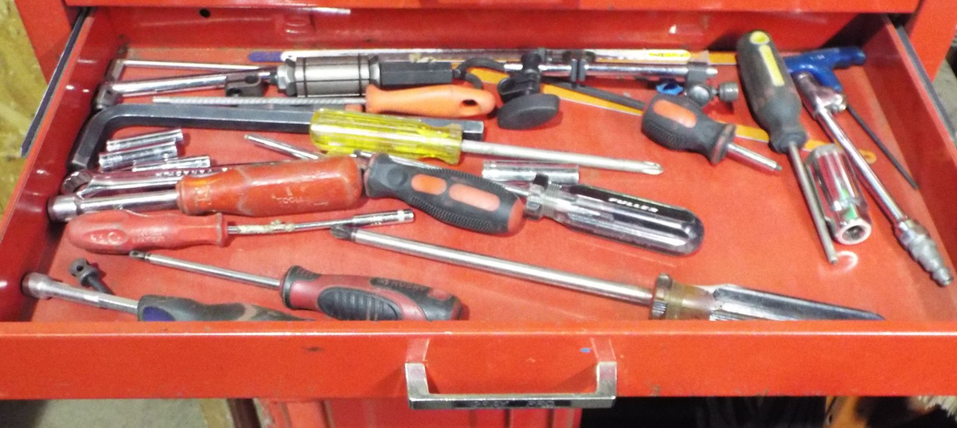 LOT/ GRAY TOOL BOX WITH TOOLS - Image 5 of 6