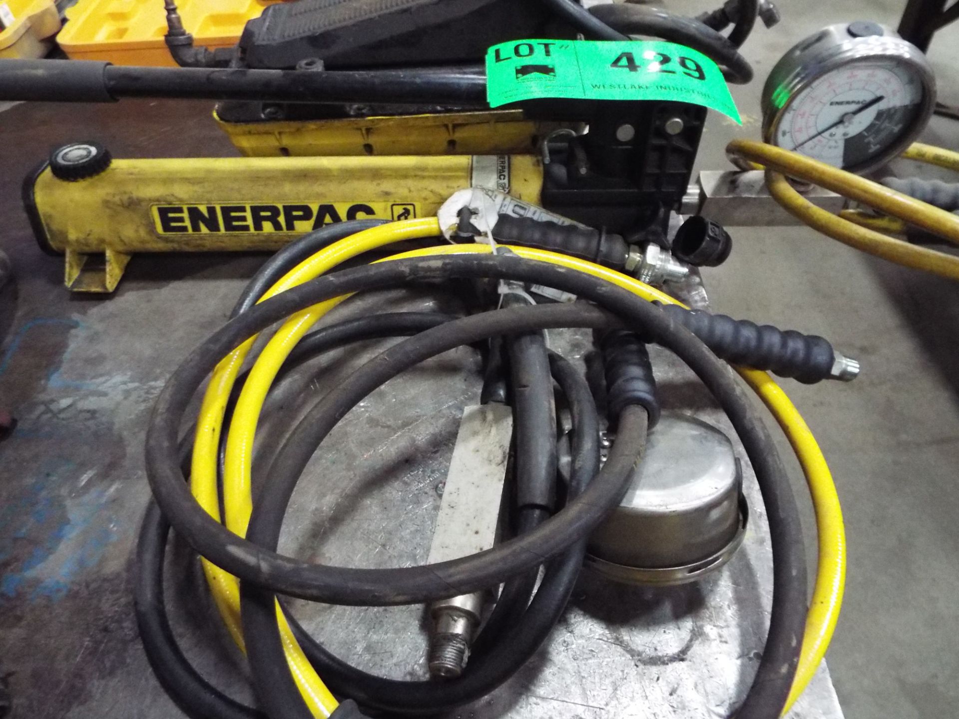 LOT/ ENERPAC HYDRAULIC JACK WITH ENERPAC FOOT CONTROL, SPARE HOSES WITH GAUGE AND ENERPAC PISTON - Image 3 of 4