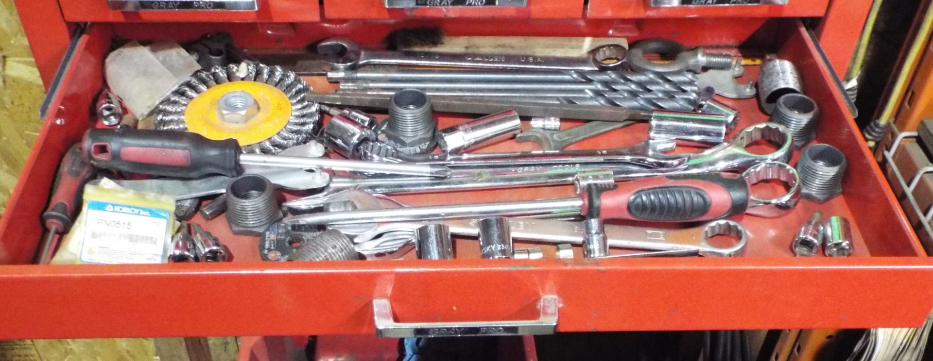 LOT/ GRAY TOOL BOX WITH TOOLS - Image 4 of 6