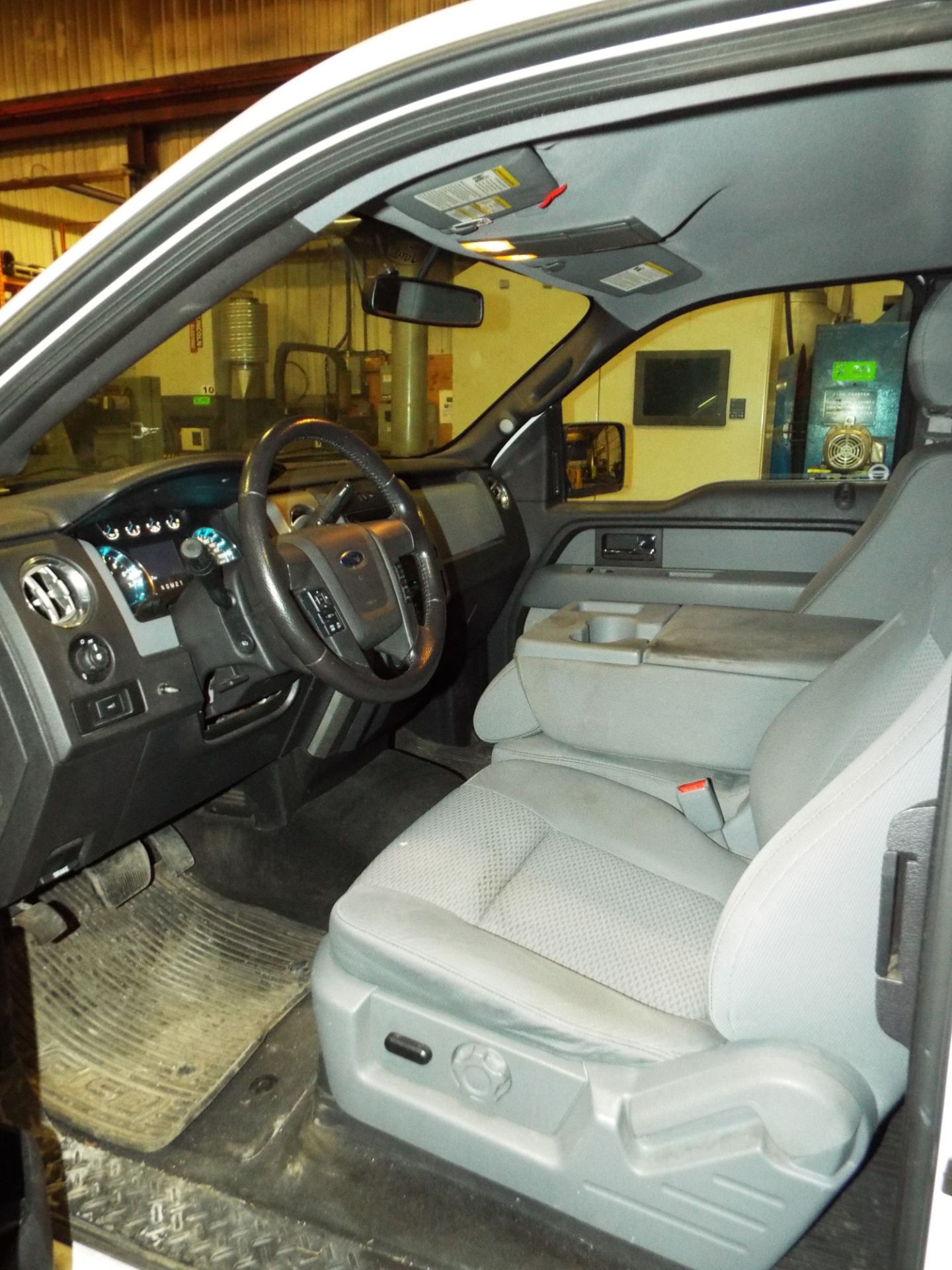 FORD (2014) F150 XLT PICKUP TRUCK WITH 5.0L 8 CYLINDER ENGINE, AUTOMATIC TRANSMISSION, 4X4, A/C, - Image 4 of 10