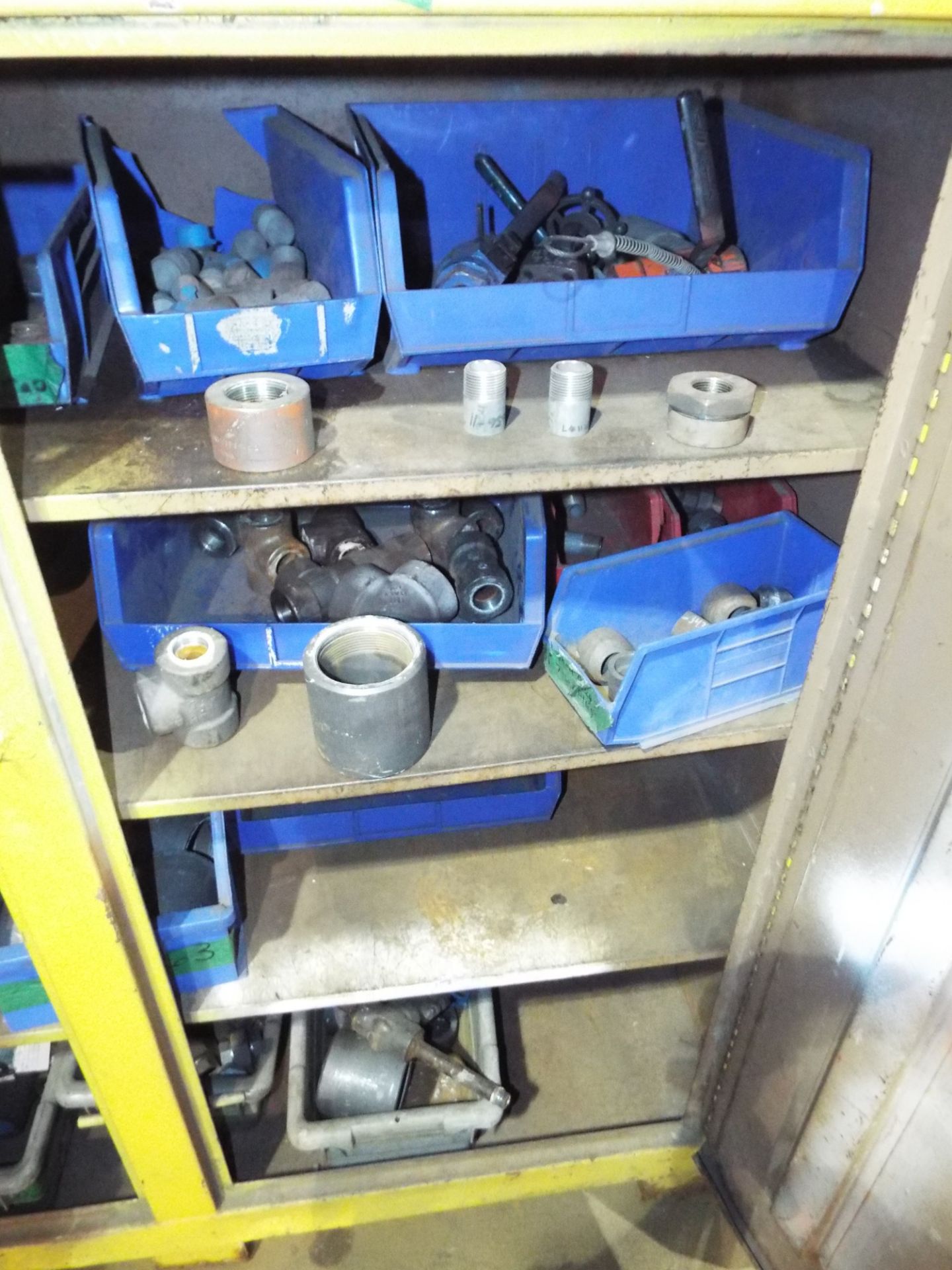 LOT/ HEAVY DUTY SHOP CABINET WITH CONTENTS - PIPE FITTINGS AND HARDWARE - Image 3 of 4