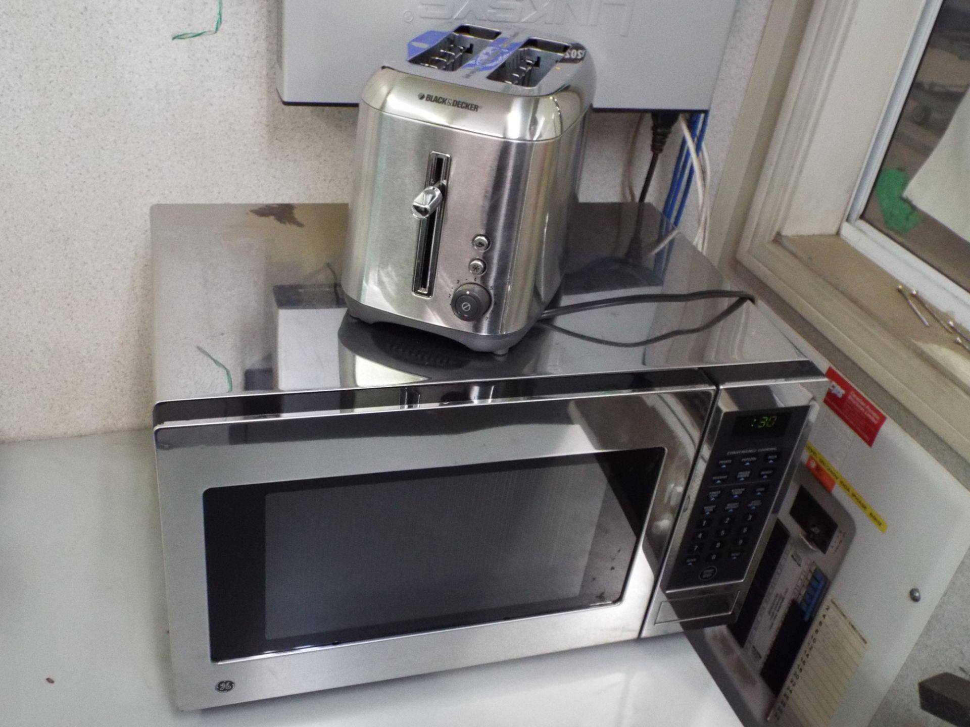 LOT/ BAR FRIDGE, MICROWAVE AND TOASTER - Image 3 of 3