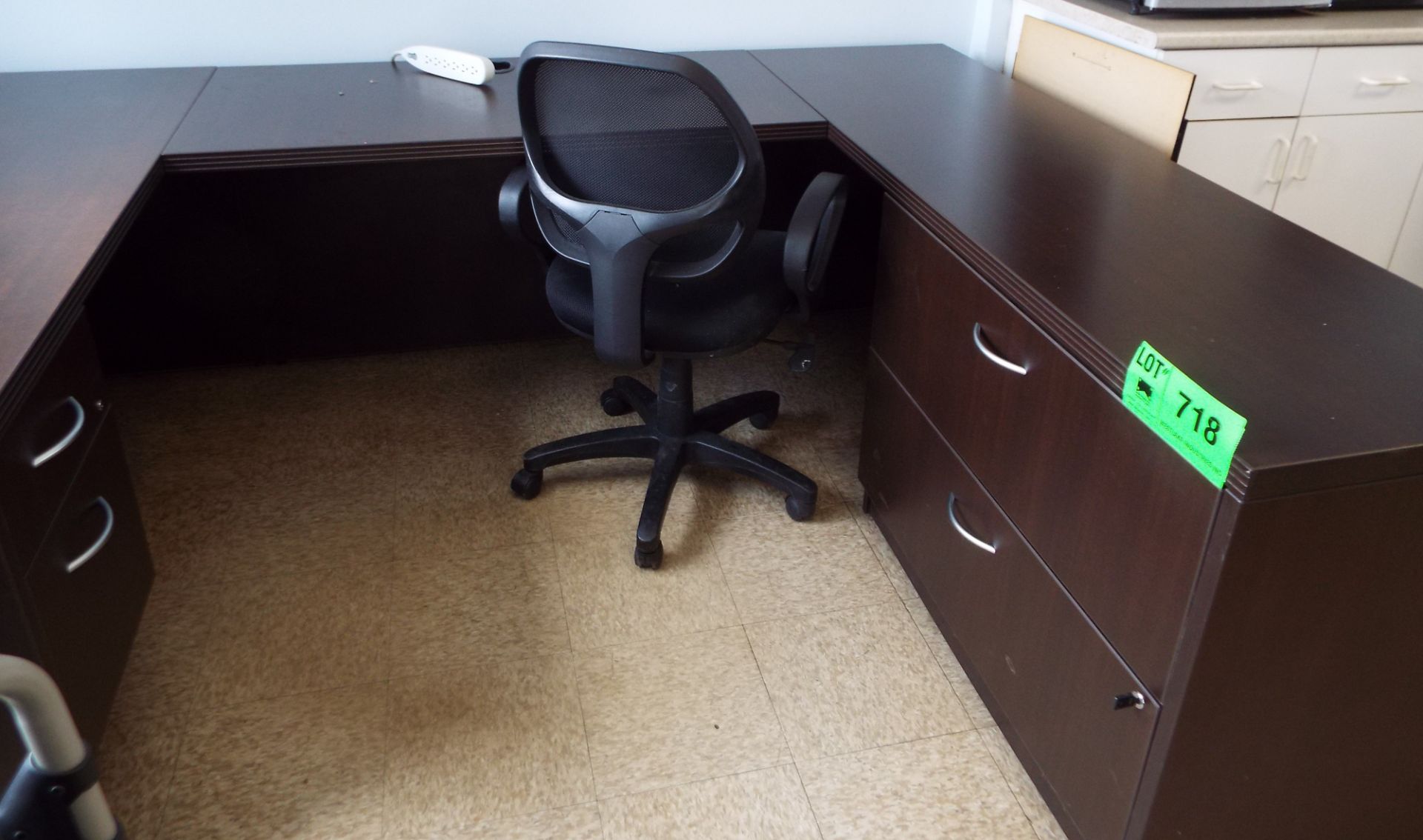 LOT/ U-SHAPED DESK WITH BUILT IN FILE CABINET, OFFICE CHAIR AND BOOKSHELF (NO HANDSETS)