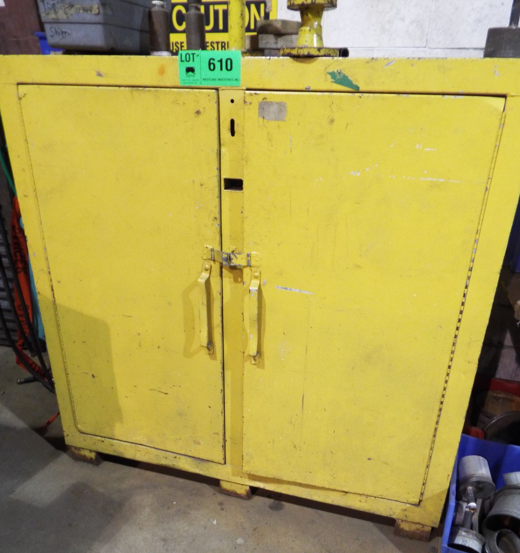 LOT/ HEAVY DUTY SHOP CABINET WITH CONTENTS - PIPE FITTINGS AND HARDWARE - Image 4 of 4