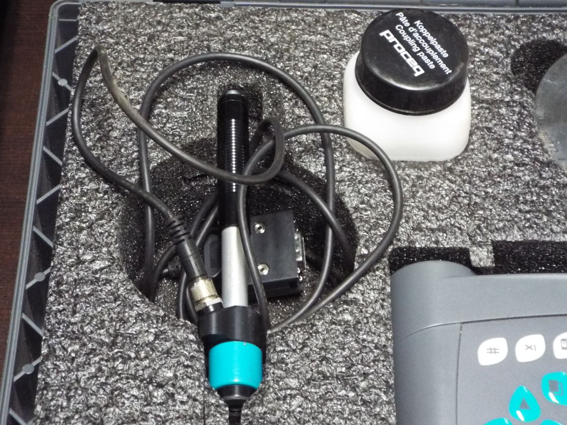 PROCEQ EQUOTIP 3 PORTABLE DIGITAL HARDNESS TESTER WITH 4" SCREEN, PROBE AND HARDNESS STANDARD - Image 3 of 5