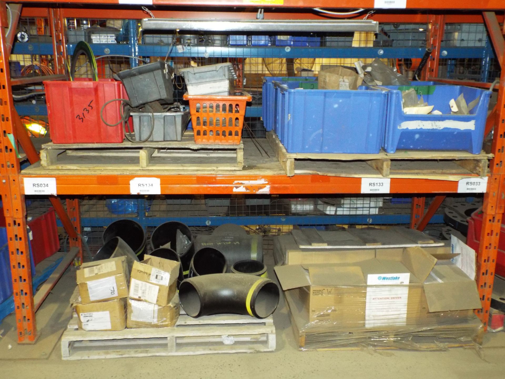 LOT/ CONTENTS OF RACK INCLUDING PIPES AND PIPE FITTING HARDWARE - Image 2 of 3