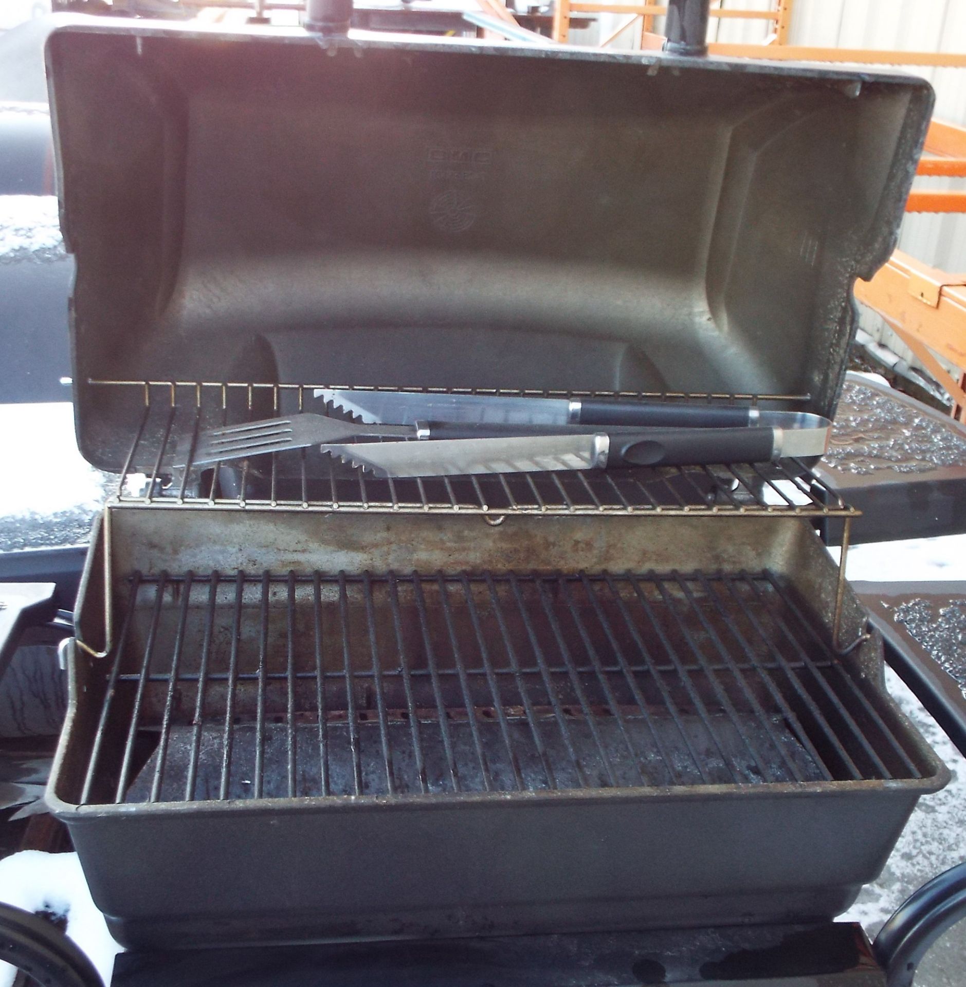 BROIL-MATE PROPANE BARBEQUE WITH PUSH BUTTON IGNITION - Image 2 of 2