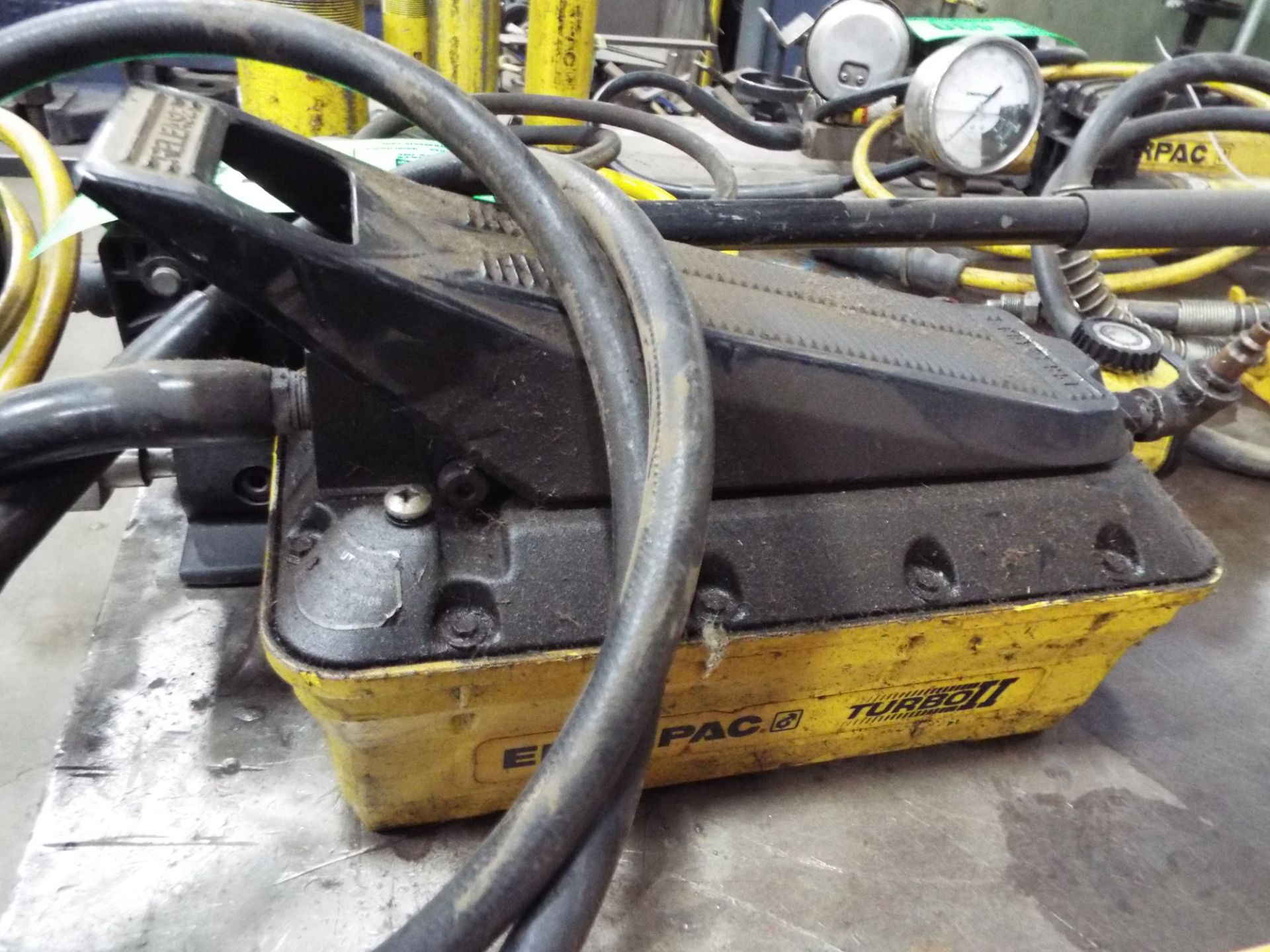 LOT/ ENERPAC HYDRAULIC JACK WITH ENERPAC FOOT CONTROL, SPARE HOSES WITH GAUGE AND ENERPAC PISTON - Image 2 of 4