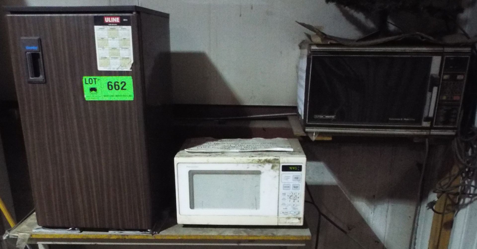 LOT/ BRAKE ROOM APPLIANCES AND FURNITURE - BAR FRIDGE, (2) MICROWAVES, (2) FOLDING TABLES & CHAIRS