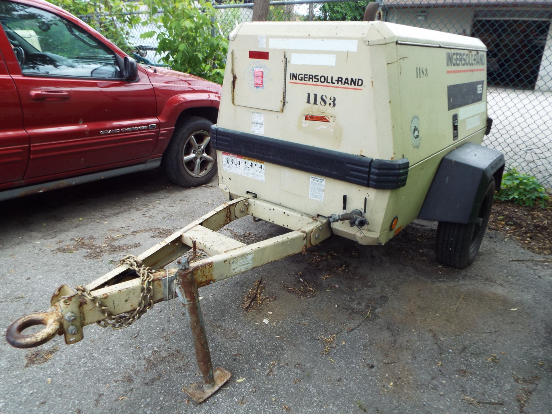 INGERSOLL RAND P185 PORTABLE TOW-BEHIND AIR COMPRESSOR WITH DIESEL ENGINE, S/N: 320067UCL295