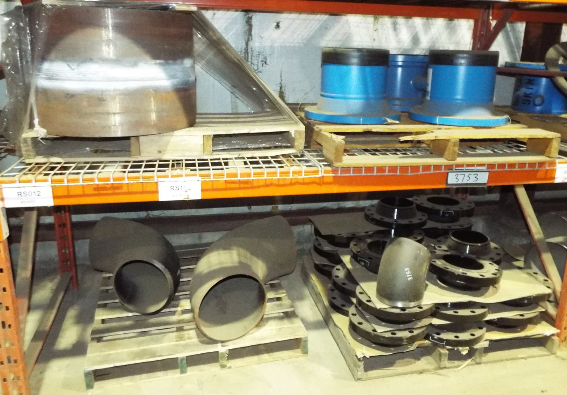 LOT/ CONTENTS OF RACK INCLUDING PIPES AND PIPE FITTING HARDWARE - Image 2 of 3