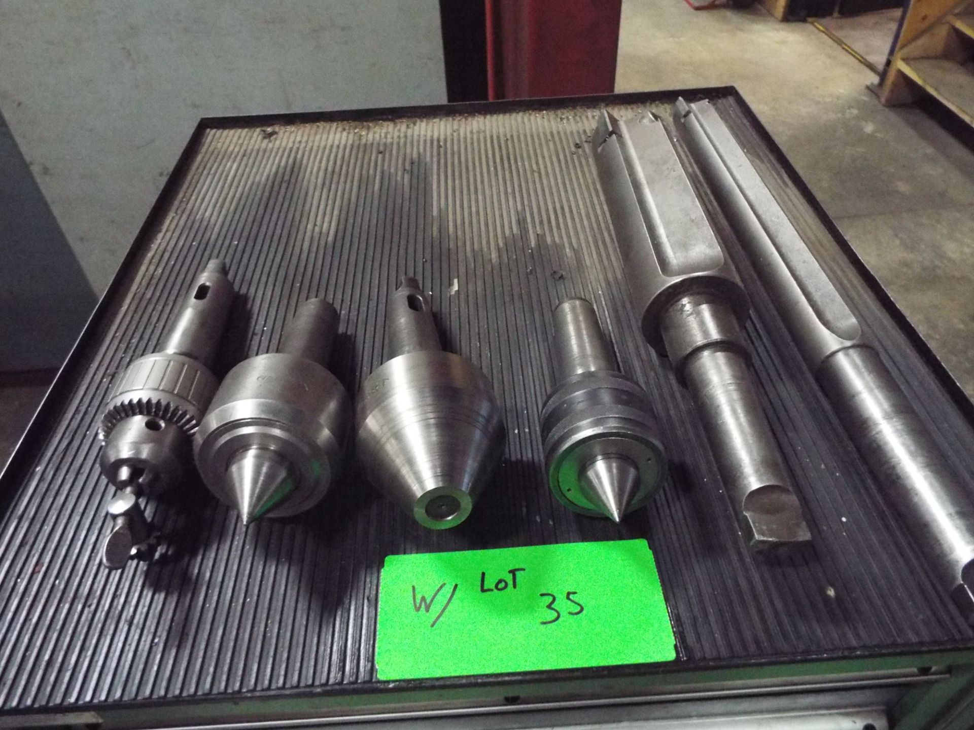 LOT/ HWACHEON TOOLING INCLUDING BORING BARS, CARBIDE INSERTS, CENTERS, DRILL CHUCKS, AND CHUCK JAWS - Image 2 of 6