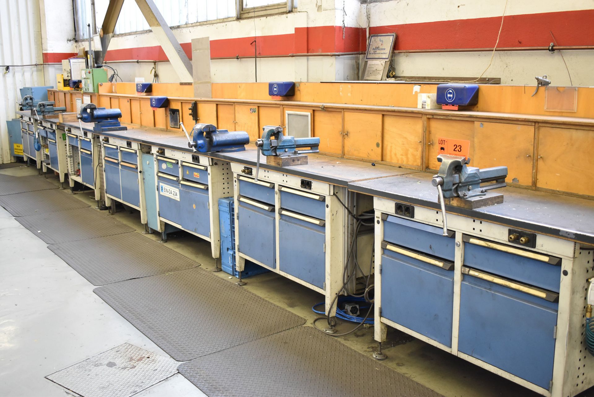 LOT/ (7) KIND WOOD TOP WORK BENCHES WITH (6) 140MM VISES, POWER AND AIR OUTLETS, ELECTRICAL TEST