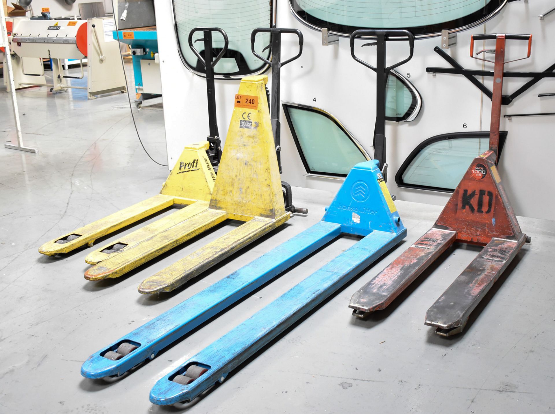LOT/ HYDRAULIC PALLET TRUCKS [Removal Fee = € 44 + applicable VAT - Gerritsen Projects BV]