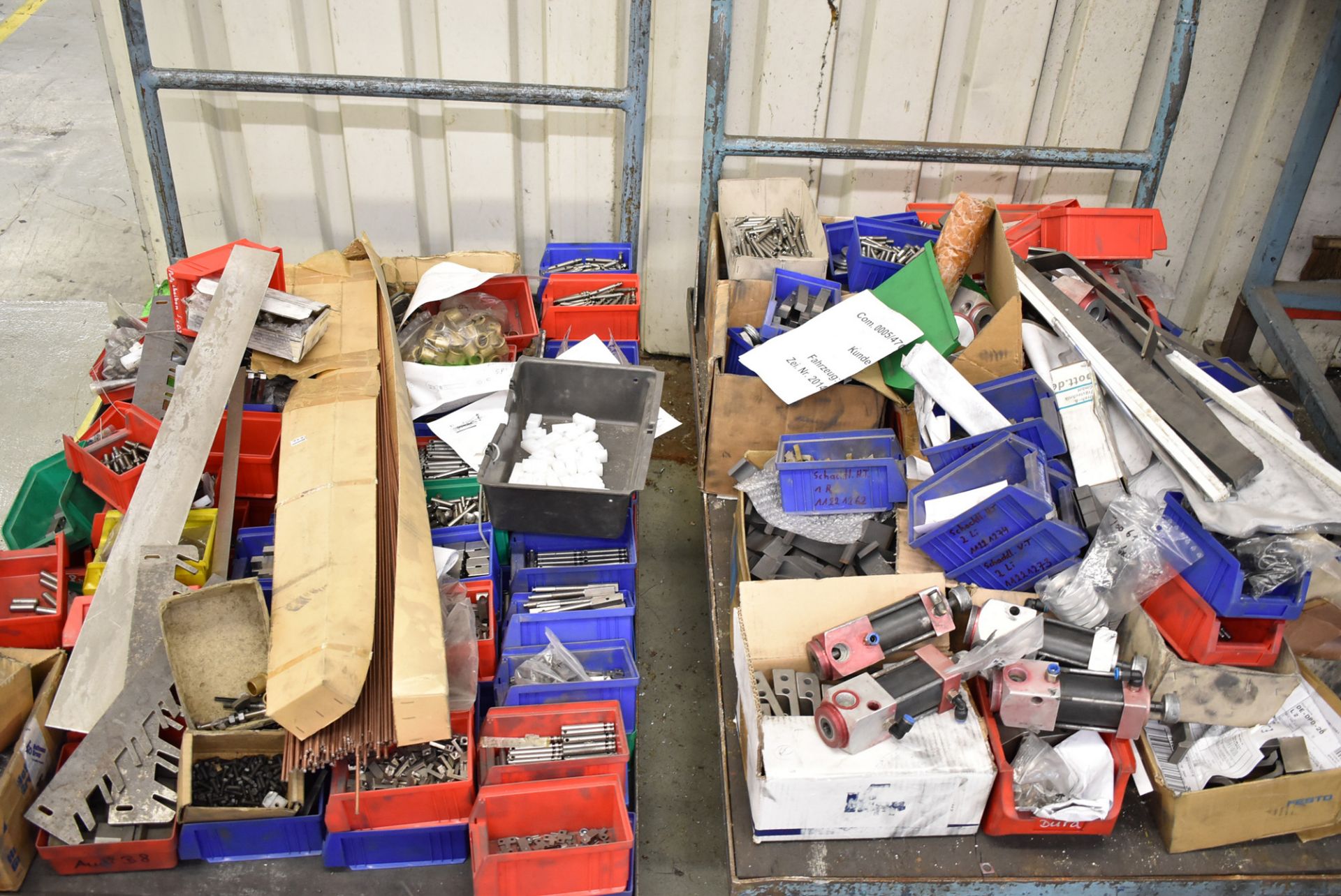 LOT/ CARTS WITH PARTS AND COMPONENTS (BAU 9) [Removal Fee = € 33 + applicable VAT - Gerritsen - Image 2 of 2