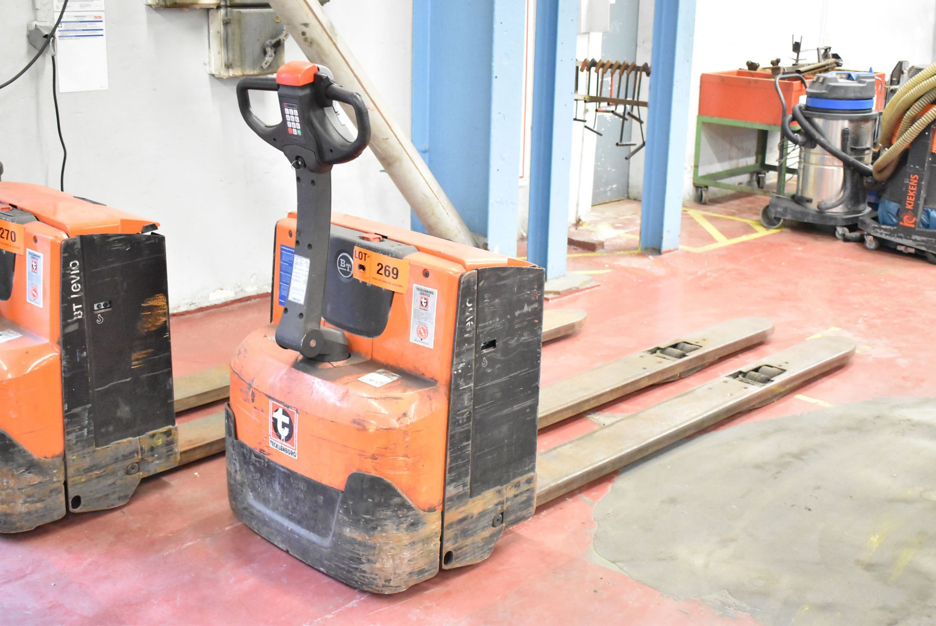 BT (2012) LWE200 ELECTRIC PALLET TRUCK WITH 2000 KG CAPACITY, EXTRA LONG FORKS, 24 V BATTERY, S/N - Image 2 of 3