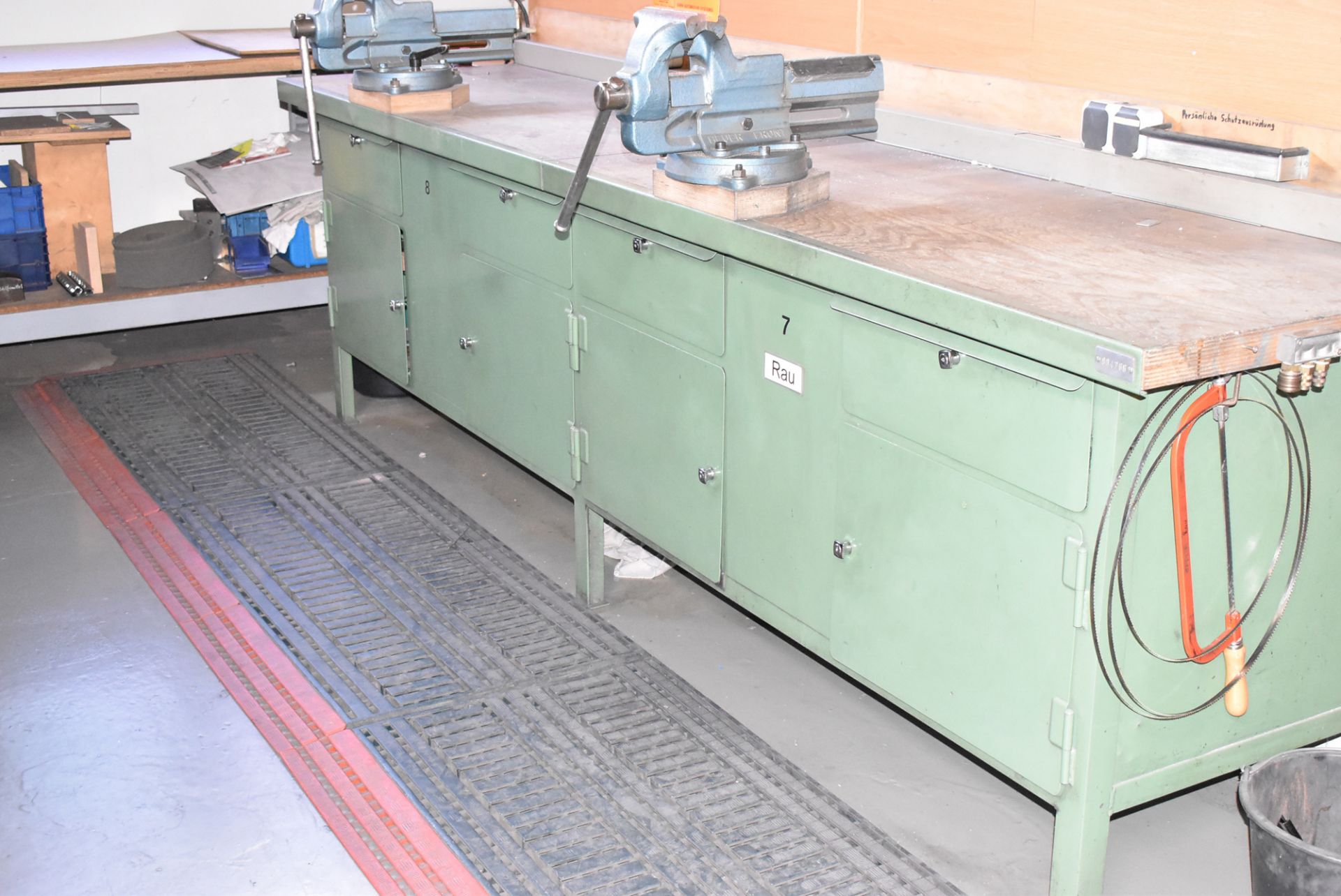 LOT/ WORKBENCHES WITH (2) 140 MM VISES (BAU 13) [Removal Fee = € 82.50 + applicable VAT - - Bild 2 aus 3