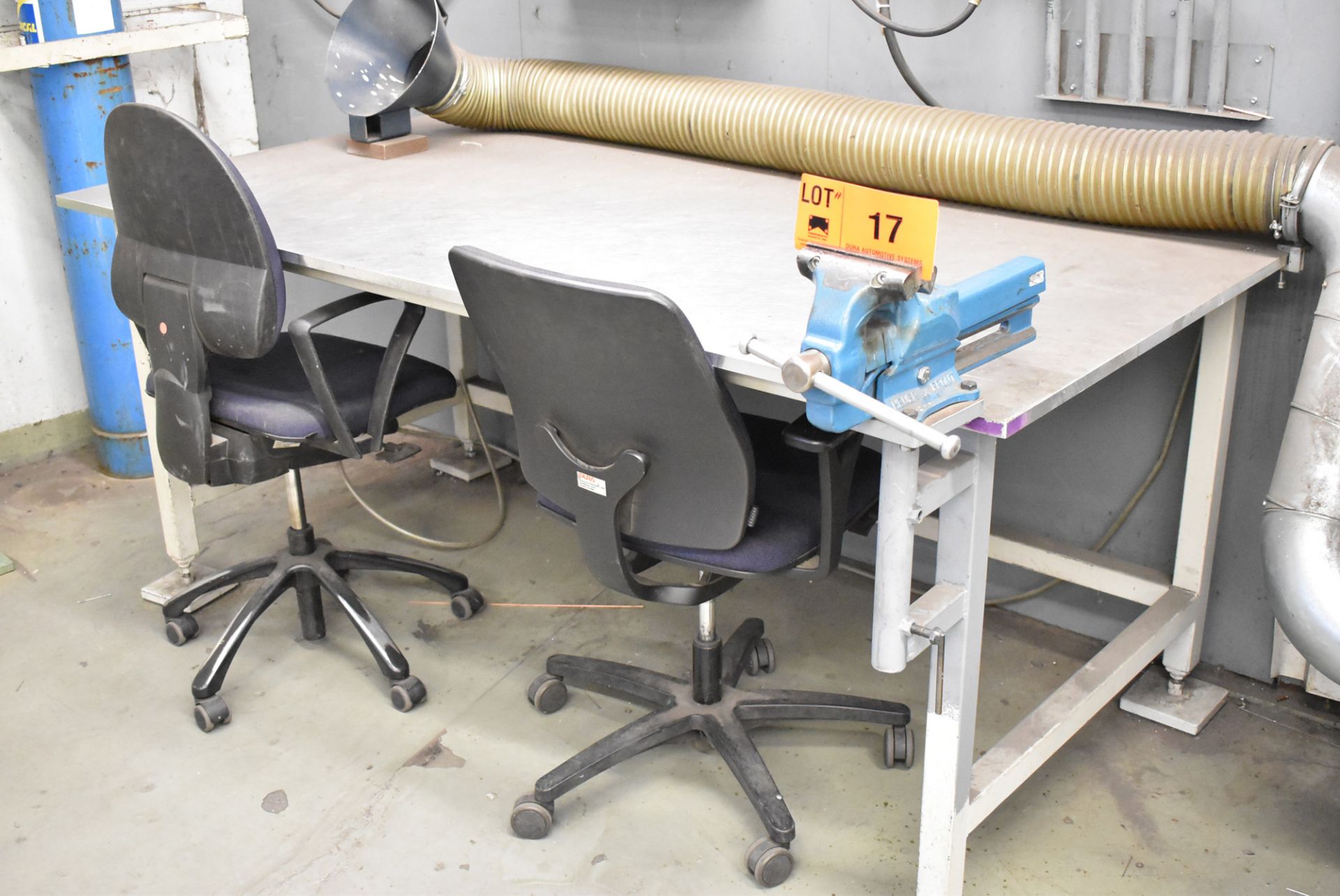 LOT/ 200CM X 100CM X 2CM WELDING TABLE WITH 140 MM BENCH VISE (BAU 9) [Removal Fee = € 27.50 +