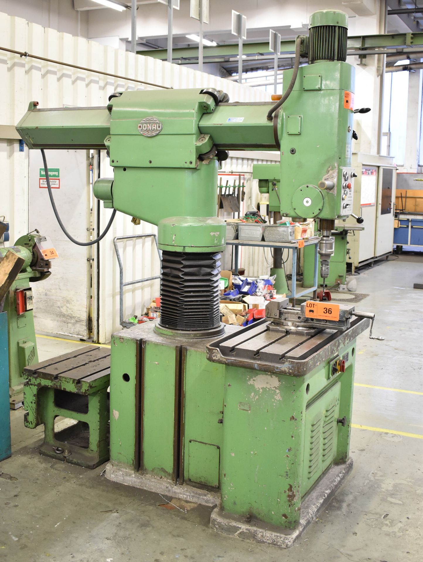 DONAU DR32 RADIAL ARM DRILL WITH 1700 MM ARM, 1005 MM X 400 MM TABLE, SPEEDS TO 1800 PRM, 650 MM X - Image 3 of 6