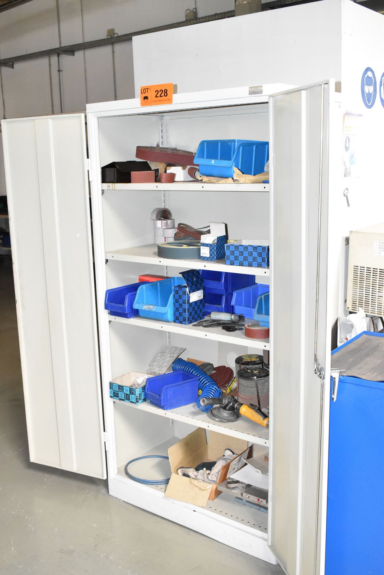 LOT/ METAL CABINET WITH PARTS AND SUPPLIES (BAU 13) [Removal Fee = € 55 + applicable VAT - Gerritsen