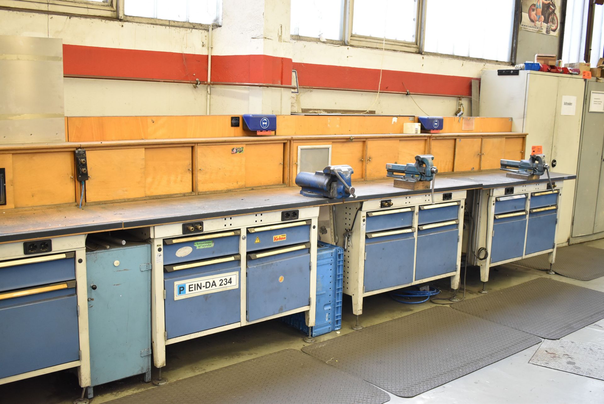 LOT/ (7) KIND WOOD TOP WORK BENCHES WITH (6) 140MM VISES, POWER AND AIR OUTLETS, ELECTRICAL TEST - Image 3 of 3
