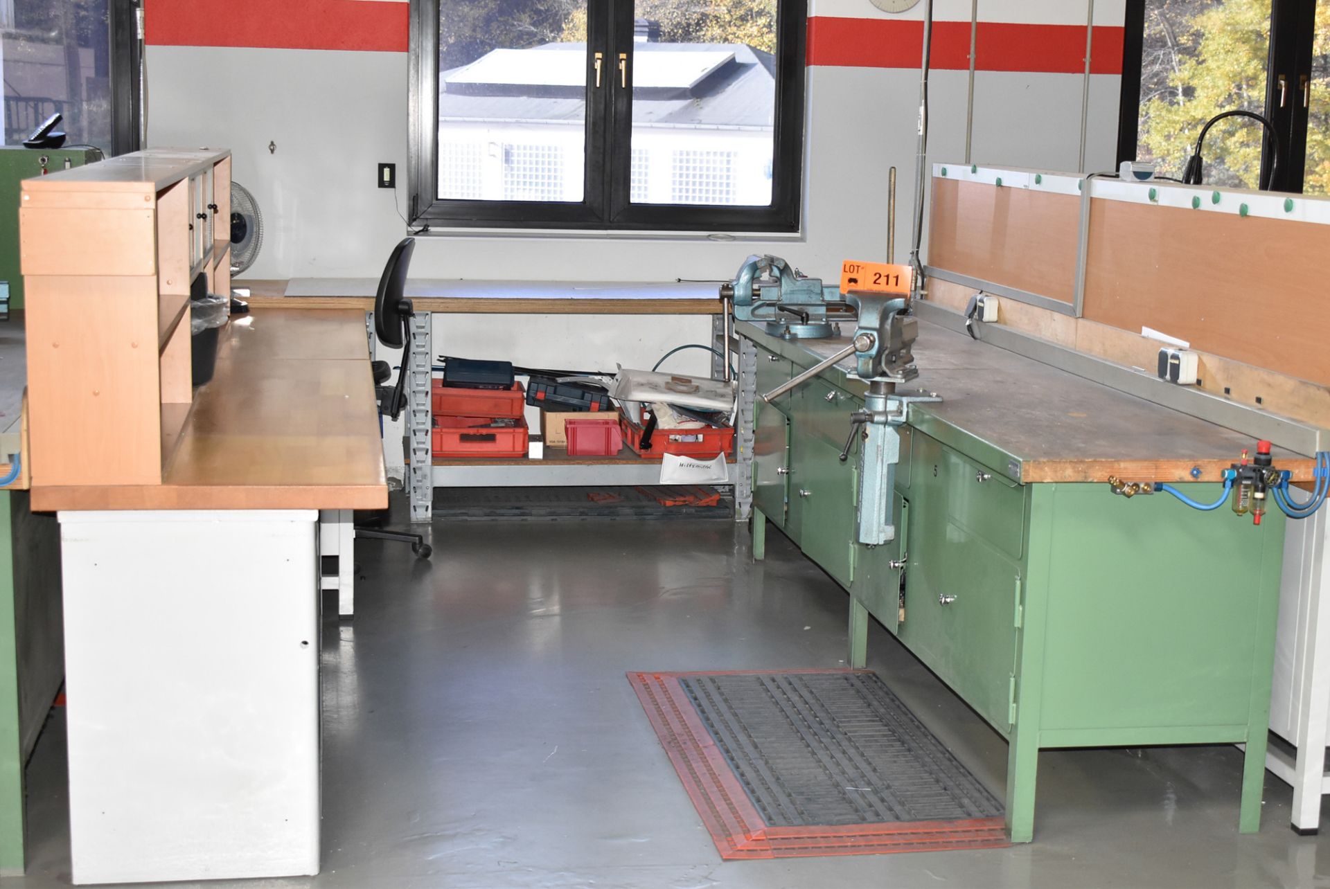 LOT/ WORKBENCHES WITH (2) 140 MM VISES (BAU 13) [Removal Fee = € 82.50 + applicable VAT -