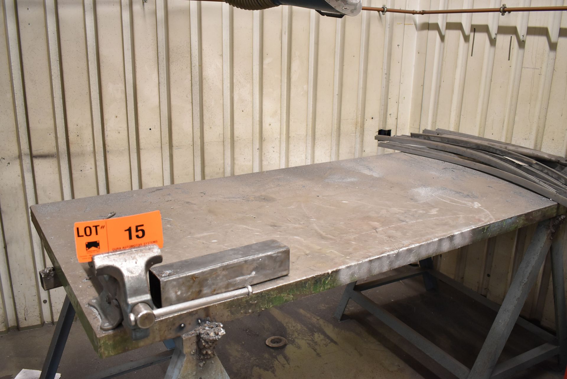 LOT/ 240CM X 100CM X 6CM WELDING TABLE WITH 140 MM BENCH VISE (BAU 9) [Removal Fee = € 27.50 +