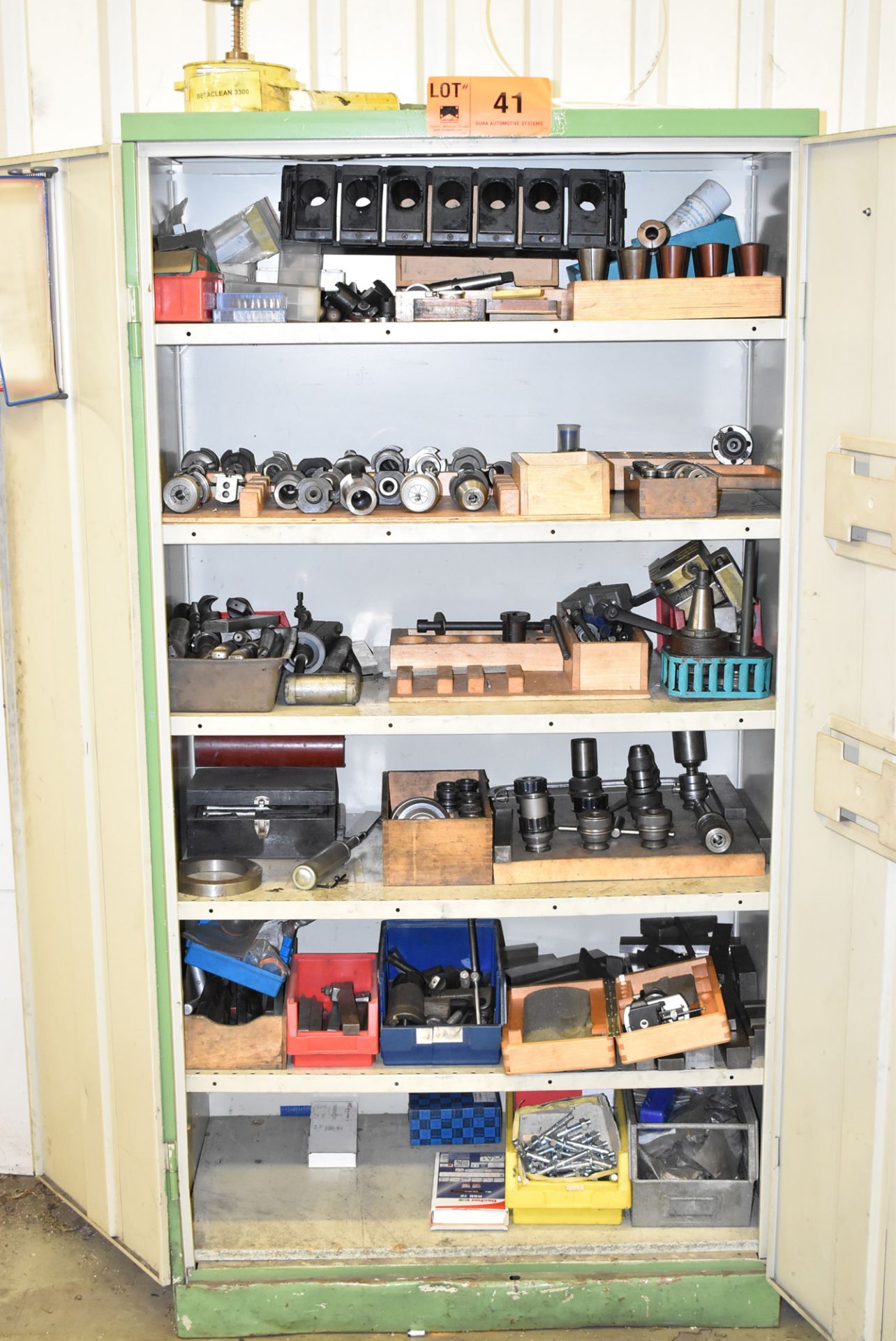 LOT/ METAL CABINET WITH MILLING MACHINE TOOL HOLDERS AND TOOLING (BAU 9) [Removal Fee = € 55 +