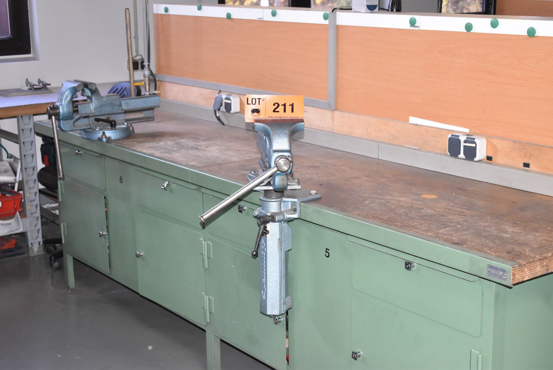 LOT/ WORKBENCHES WITH (2) 140 MM VISES (BAU 13) [Removal Fee = € 82.50 + applicable VAT - - Bild 2 aus 2