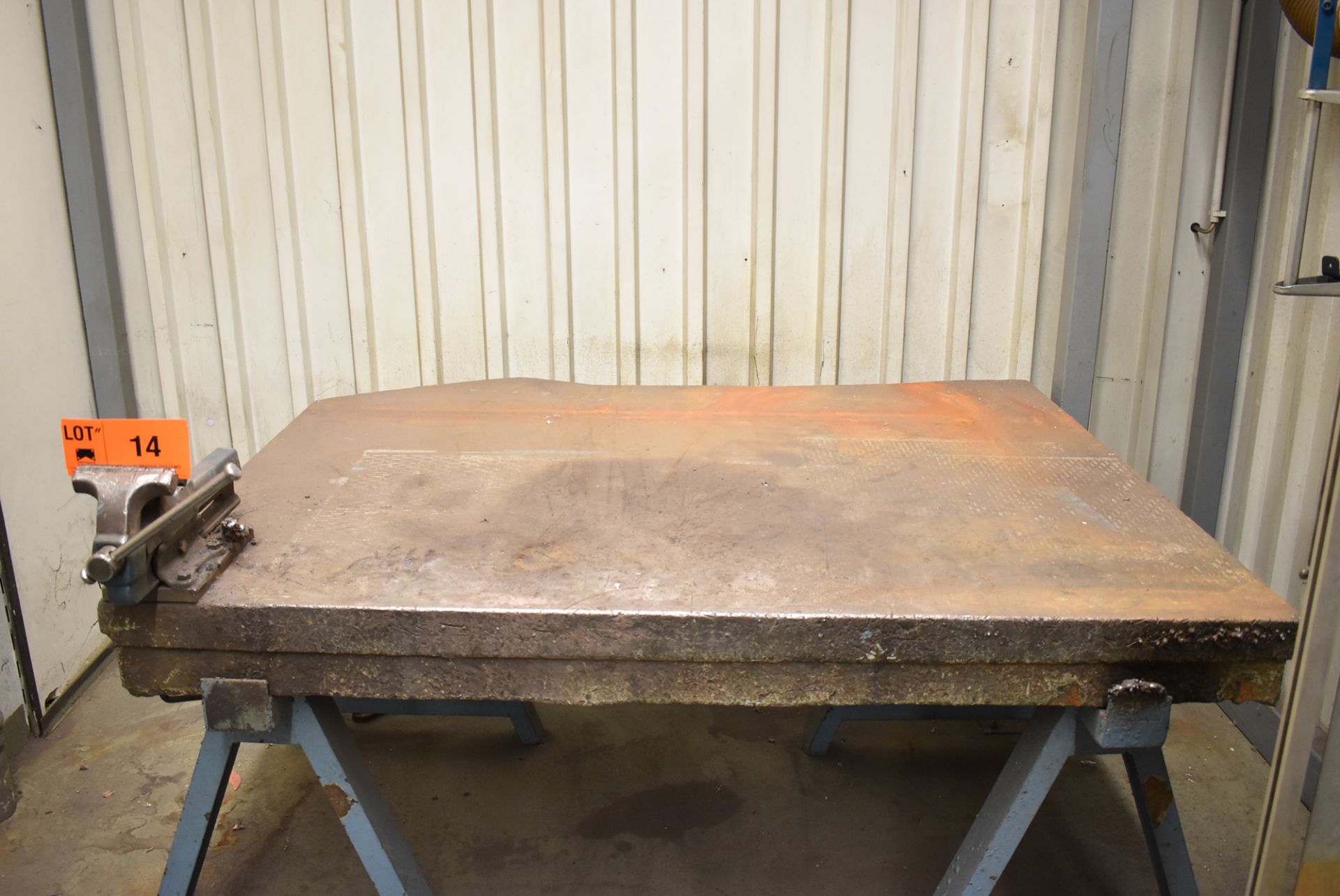 LOT/ 175CM X 145CM X15CM WELDING TABLE WITH 140 MM BENCH VISE (BAU 9) [Removal Fee = € 27.50 +