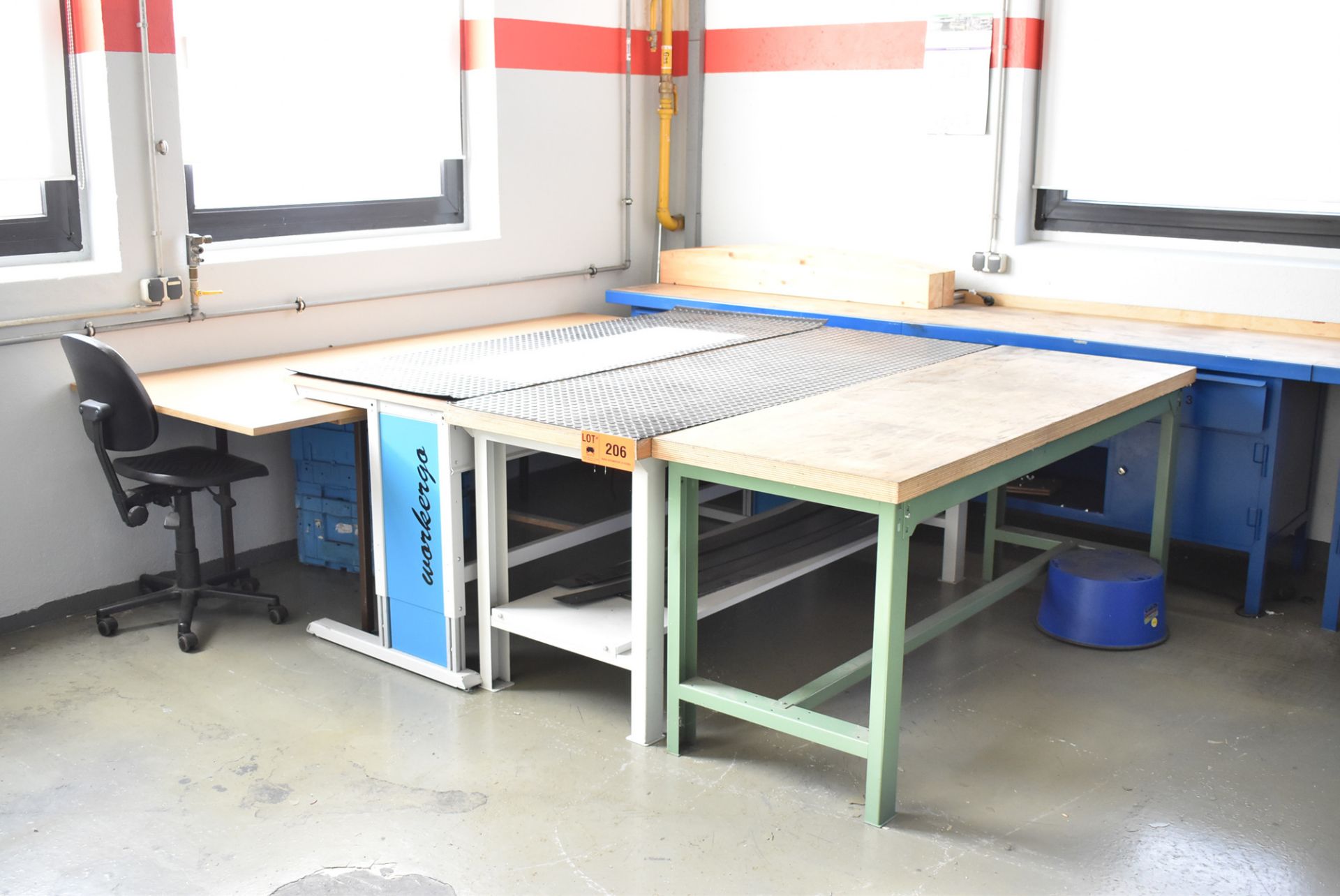 LOT/ WORKBENCHES (BAU 13) [Removal Fee = € 55 + applicable VAT - Gerritsen Projects BV] - Bild 2 aus 2