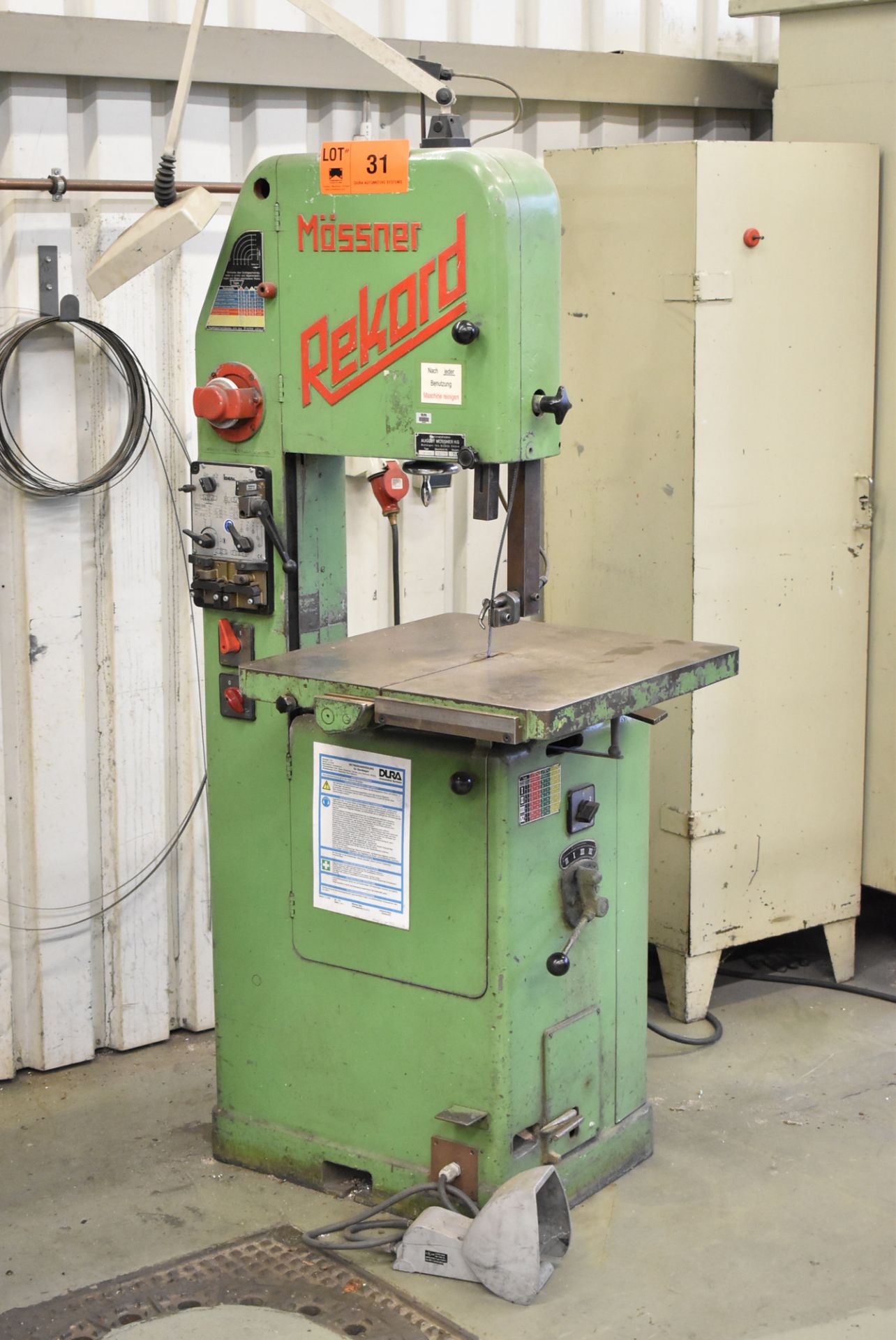 MOSSNER SN/400 VERTICAL BAND SAW WITH 390 MM THROAT, 600 MM X 600 MM TABLE, 200 MM MAX WORK PIECE