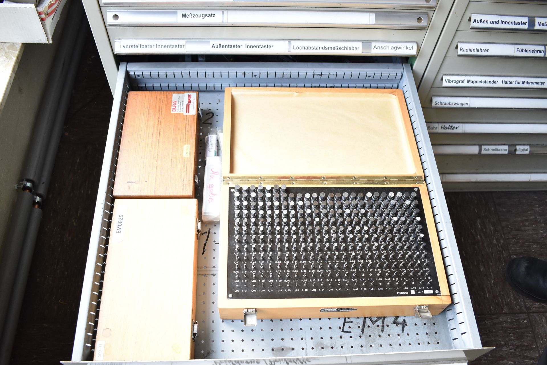 LOT/ TOOL CABINET WITH INSPECTION AND PRECISION EQUIPMENT (BAU 57) [Removal Fee = € 27.50 + - Image 7 of 10