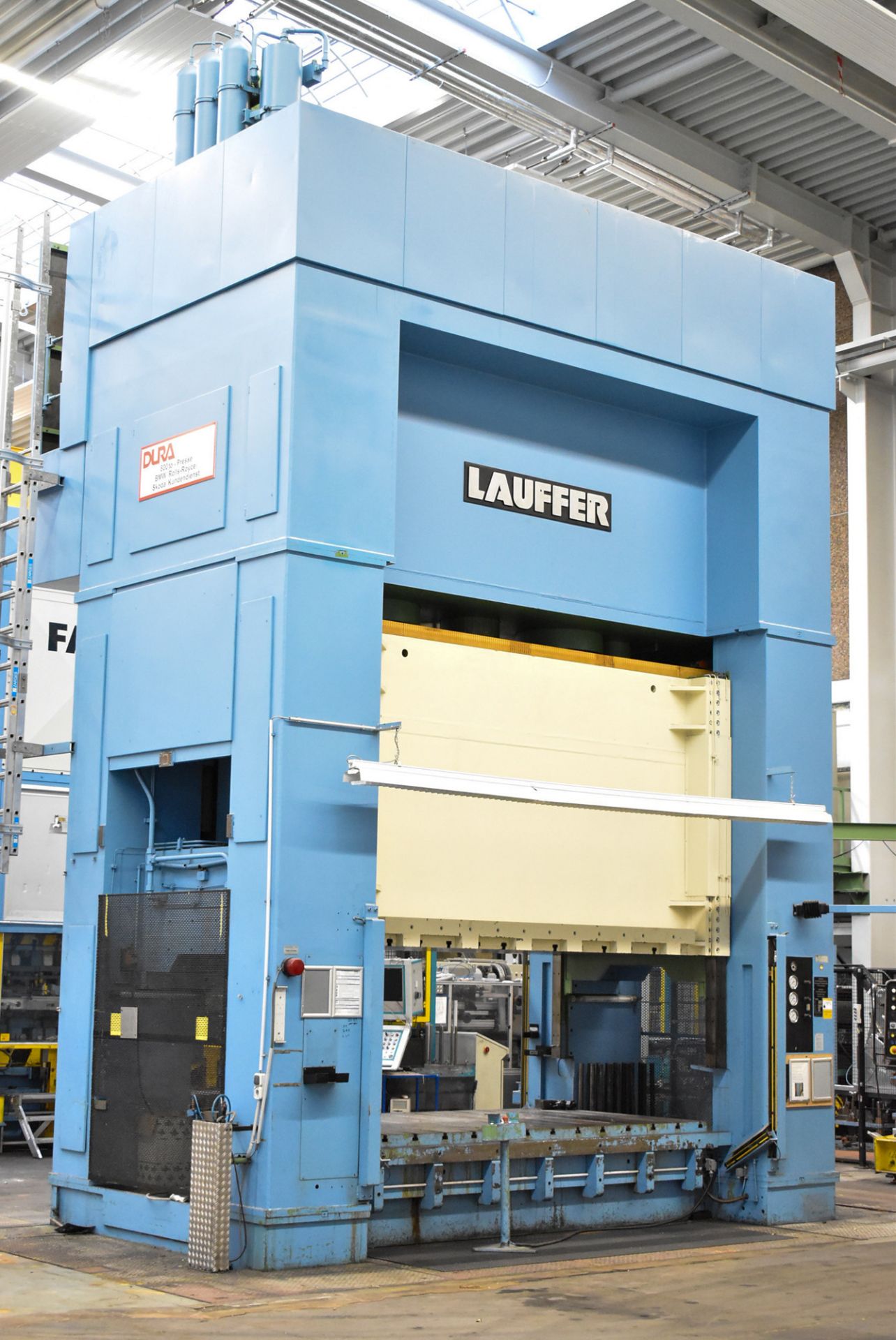 LAUFER (1990) RZUN 800 STRAIGHT SIDE DOWN ACTING HYDRAULIC PRESS WITH 800 TON CAPACITY, SIEMENS - Image 2 of 14