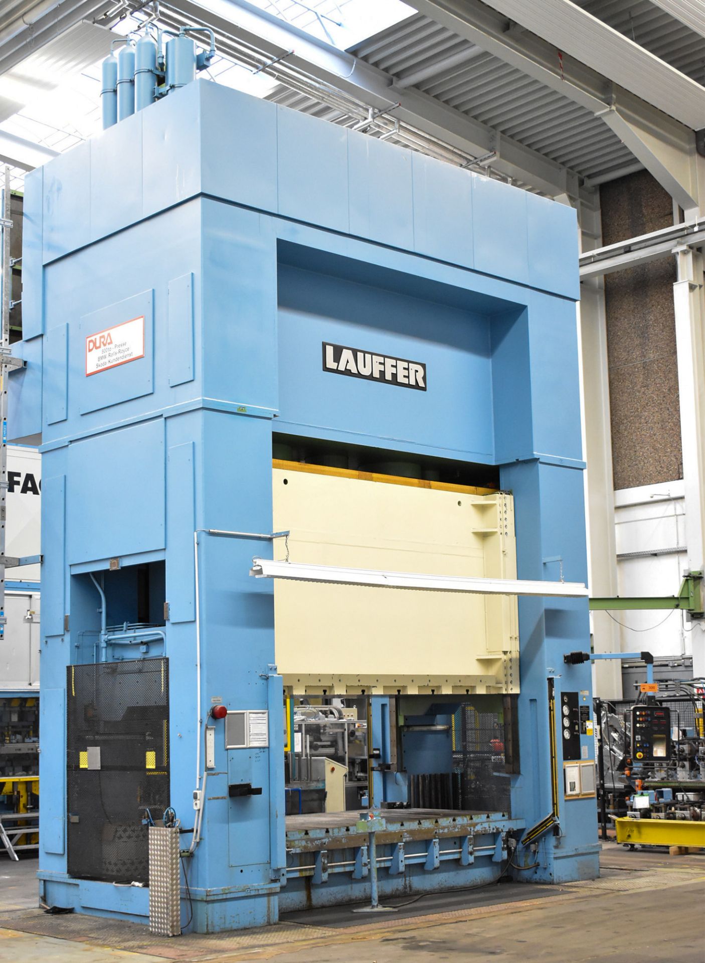 LAUFER (1990) RZUN 800 STRAIGHT SIDE DOWN ACTING HYDRAULIC PRESS WITH 800 TON CAPACITY, SIEMENS