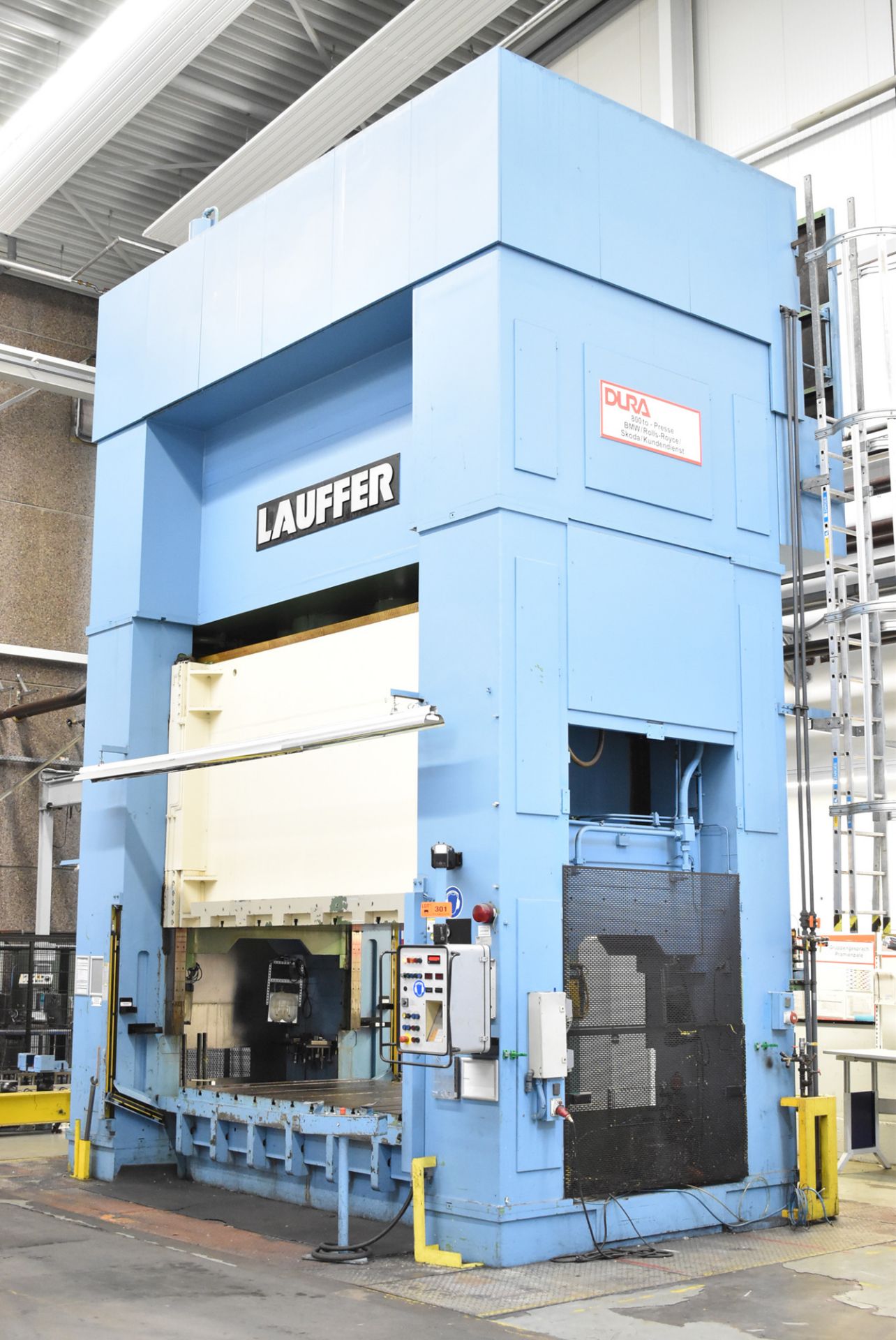 LAUFER (1989) RZUN 800 STRAIGHT SIDE DOWN ACTING HYDRAULIC PRESS WITH 800 TON CAPACITY, SIEMENS - Image 3 of 15